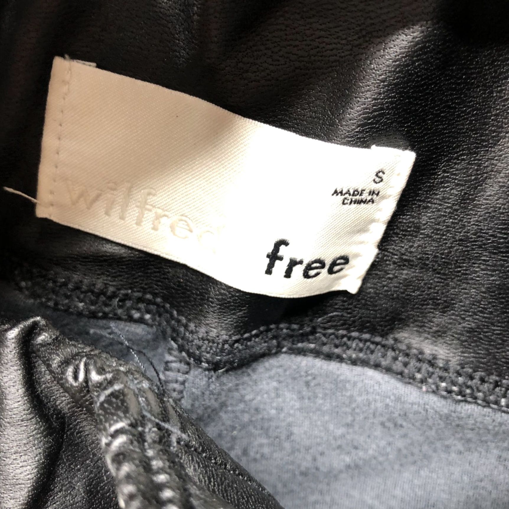 Aritzia VINTAGE? No. Wilfred Free Aritzia Daria Leggings Womens S Black Faux Leather Vegan Black Leggings City Modern 90s? (adjust not allowed) Size 28" / US 6 / IT 42 - 8 Thumbnail
