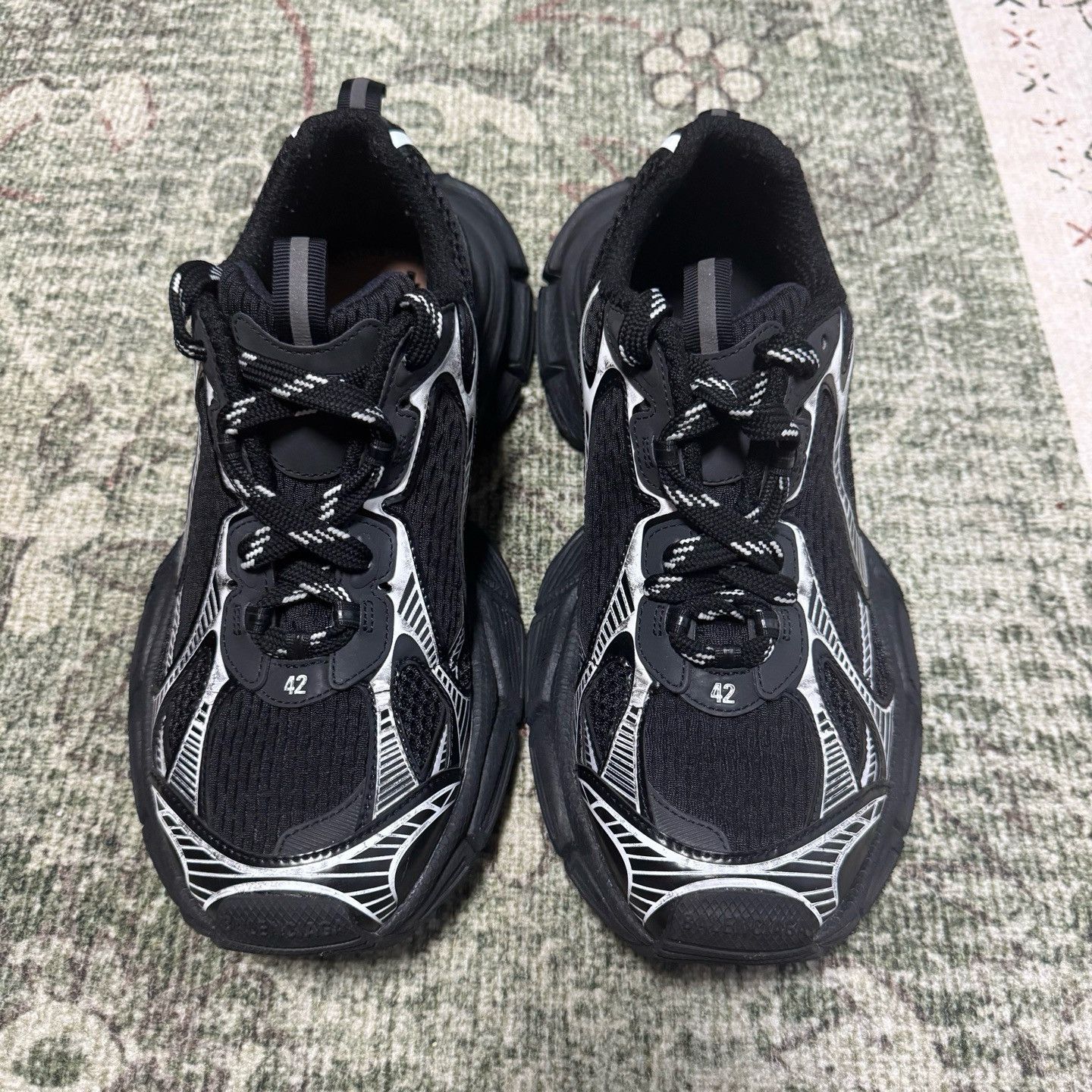 Balenciaga Balenciaga Runner Sneaker (SIZE 42/US 9) White & Black
