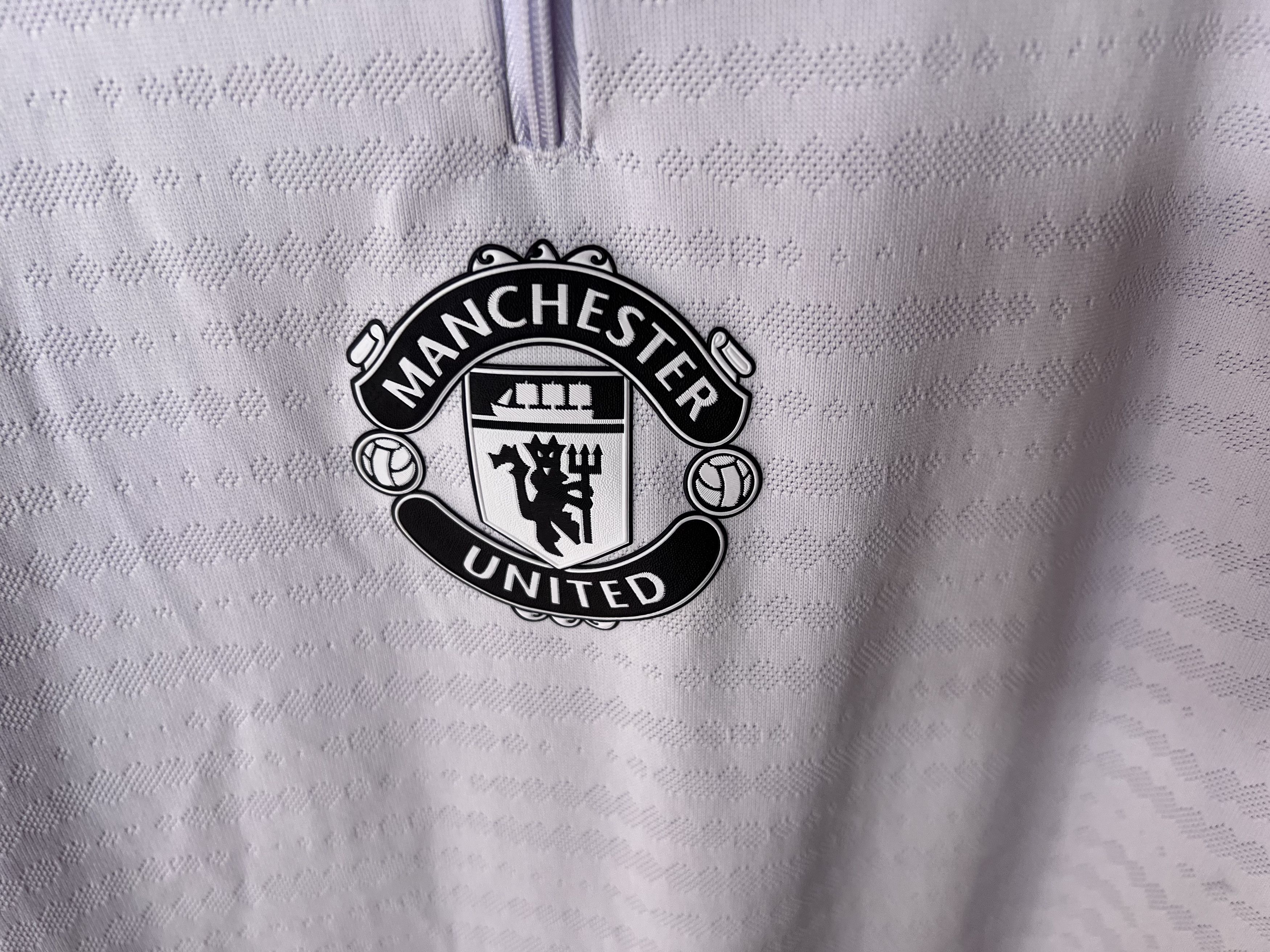 Adidas MANCHESTER UNITED 2025 TRAINING TOP FOOTBALL SHIRT SOCCER Size US L / EU 52-54 / 3 - 4 Thumbnail