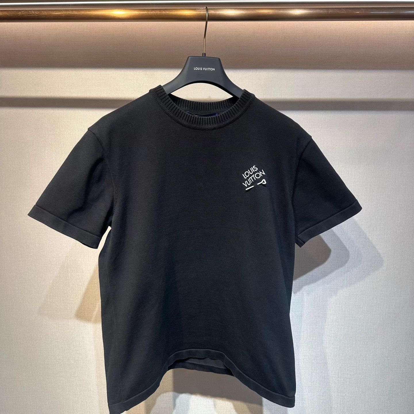 Louis Vuitton lv black pin logo short-sleeve L Size US L / EU 52-54 / 3 - 1 Thumbnail