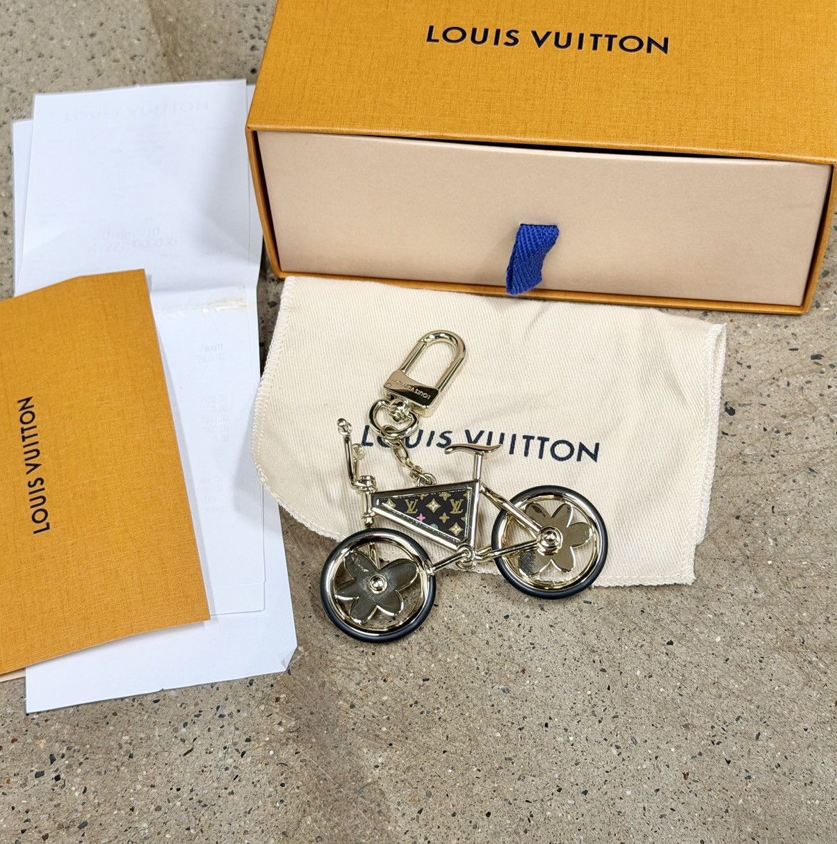 Louis Vuitton Louis Vuitton Lv & Tyler heart MNG CRAGGY BIKE Size ONE SIZE - 2 Thumbnail