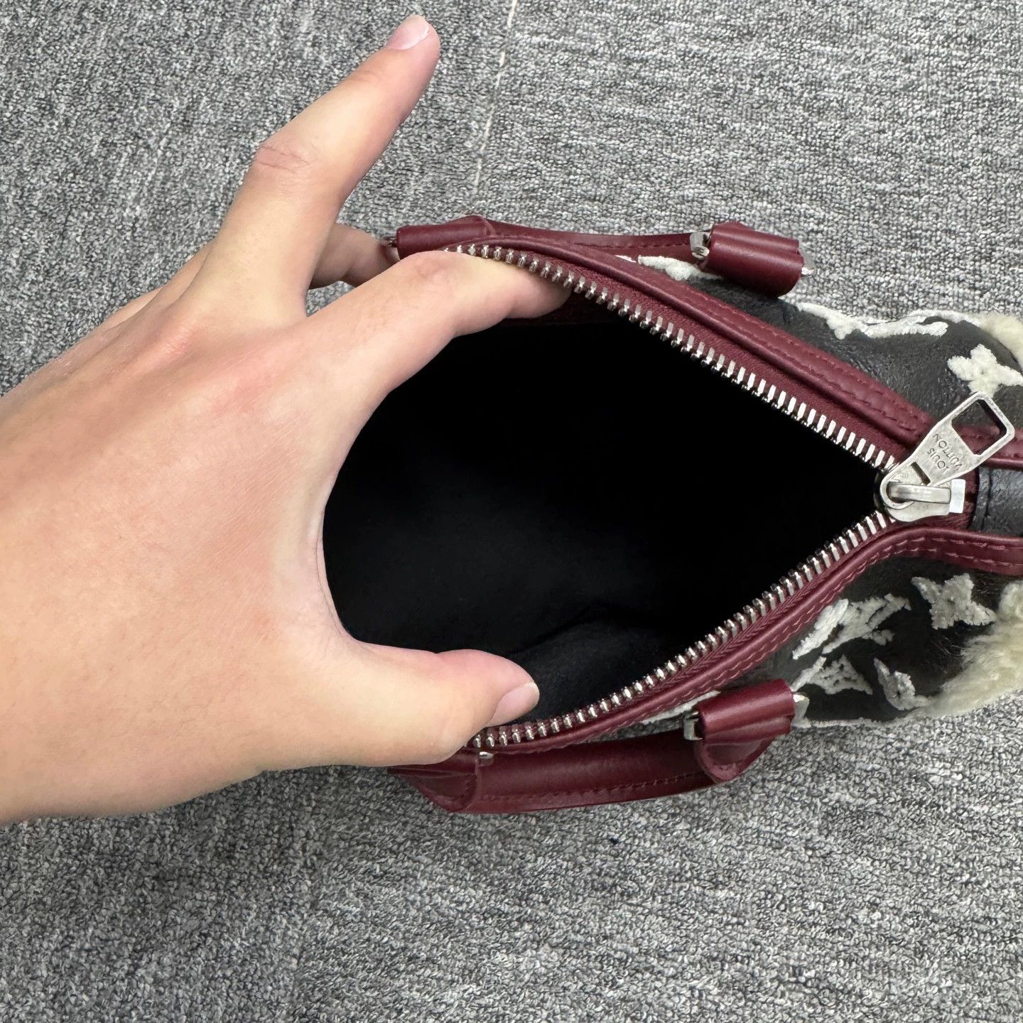 Louis Vuitton LV Shearling Keepall 25 Travel Bag Size ONE SIZE - 5 Thumbnail