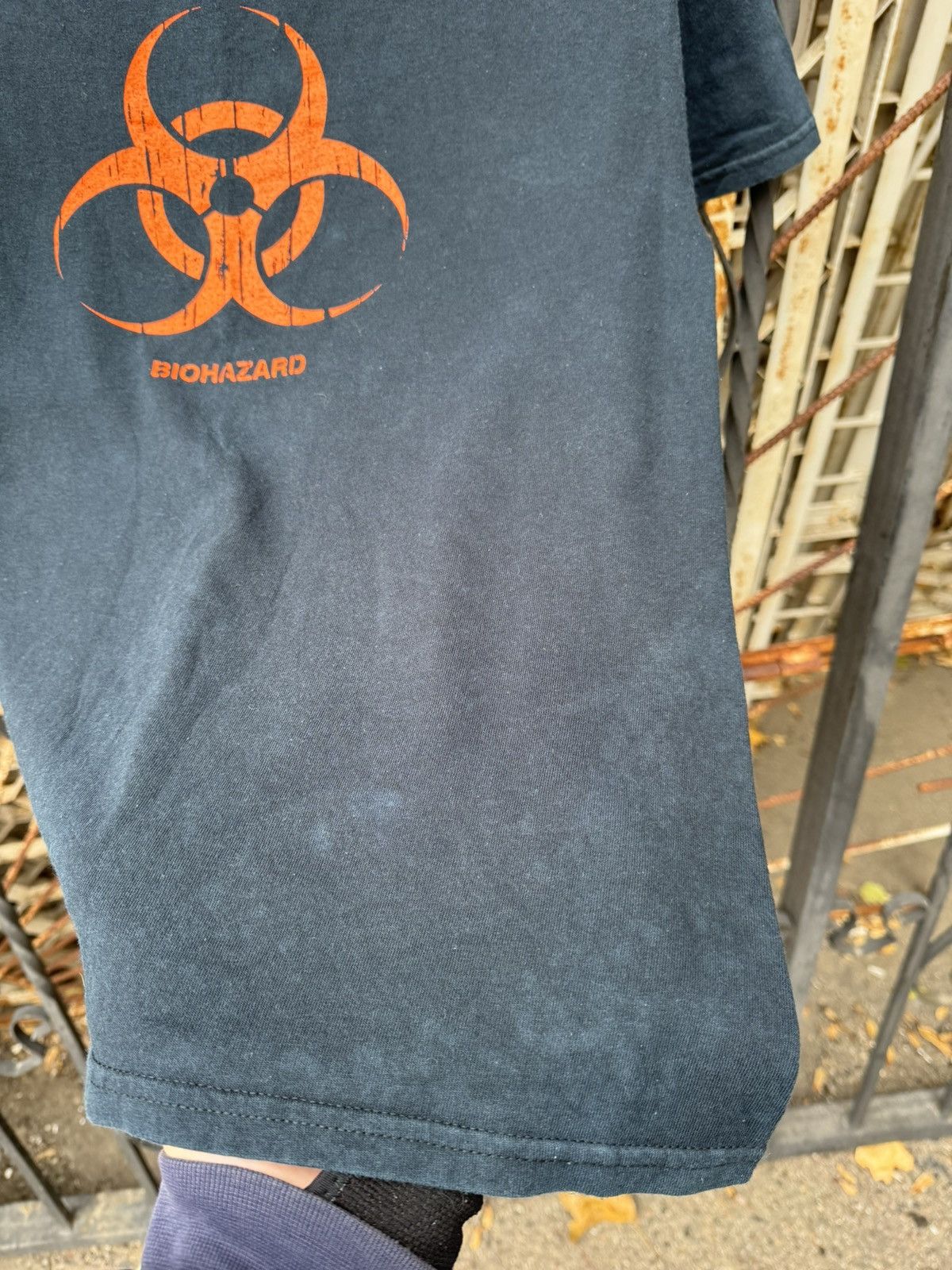Band Tees × Vintage Vintage 2000s Biohazard Washed T Shirt Y2K Size US M / EU 48-50 / 2 - 5 Thumbnail