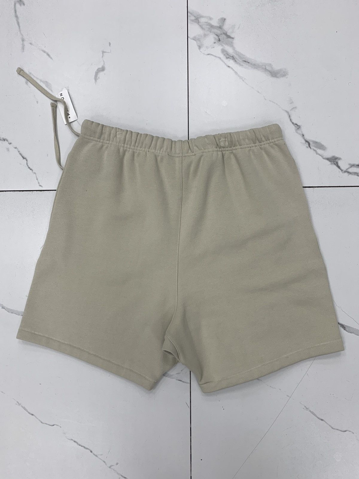 Essentials Fear of God Essentials Shorts “Wheat” Size US 34 / EU 50 - 2 Thumbnail