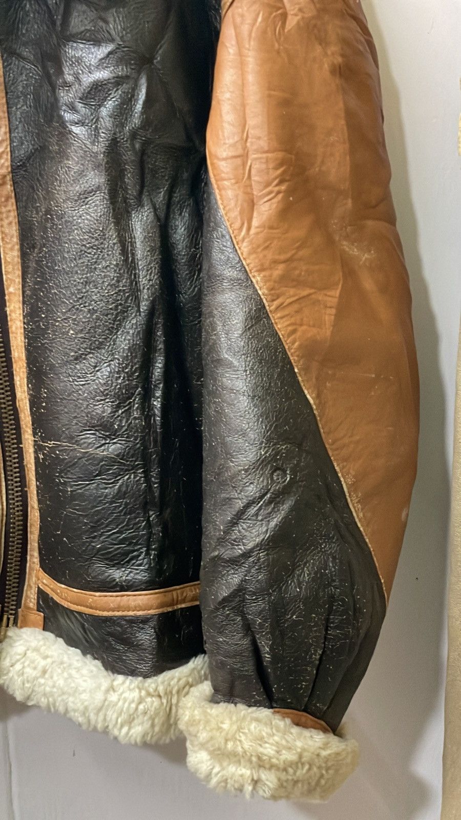 Vintage vintage brown leather jacket is a B-3 bomber flight jacket, Size US L / EU 52-54 / 3 - 4 Thumbnail