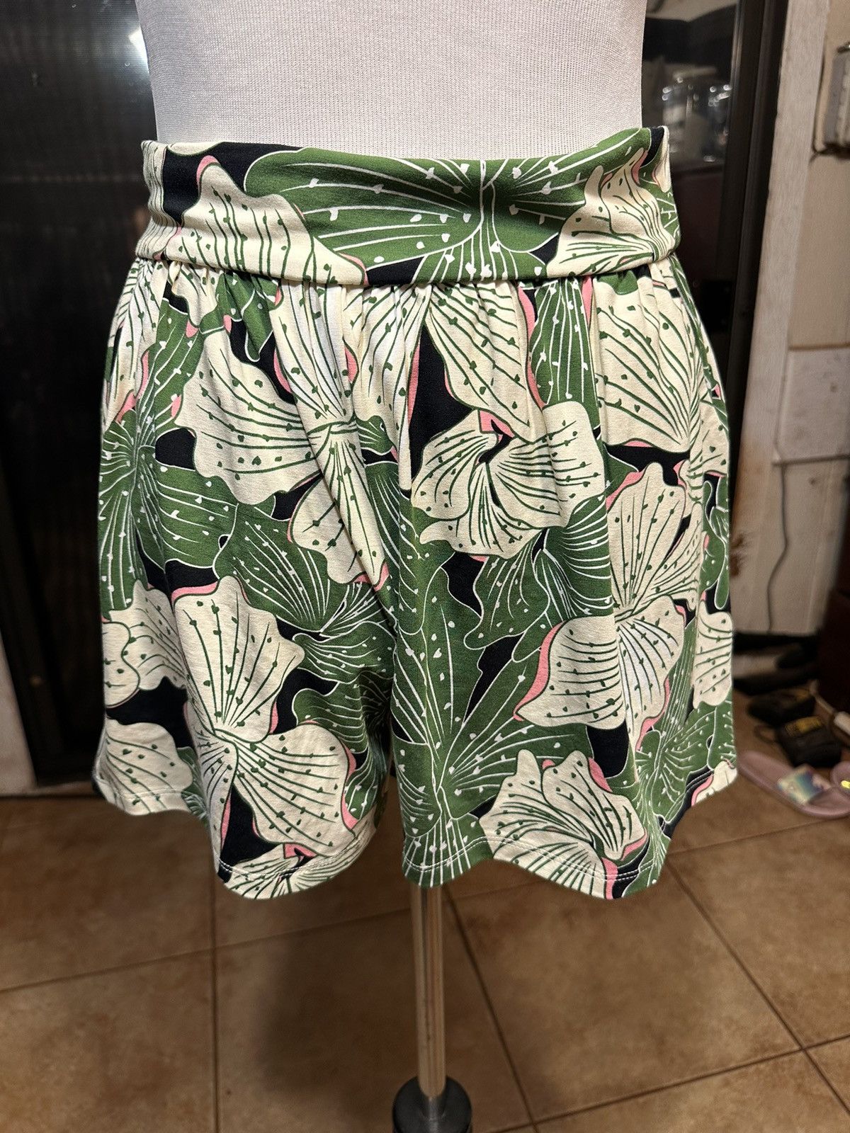 Other PreOwned Fighting Eel Green Hawaiian Print Shorts Women's M Size 30" / US 8 / IT 44 - 1 Thumbnail