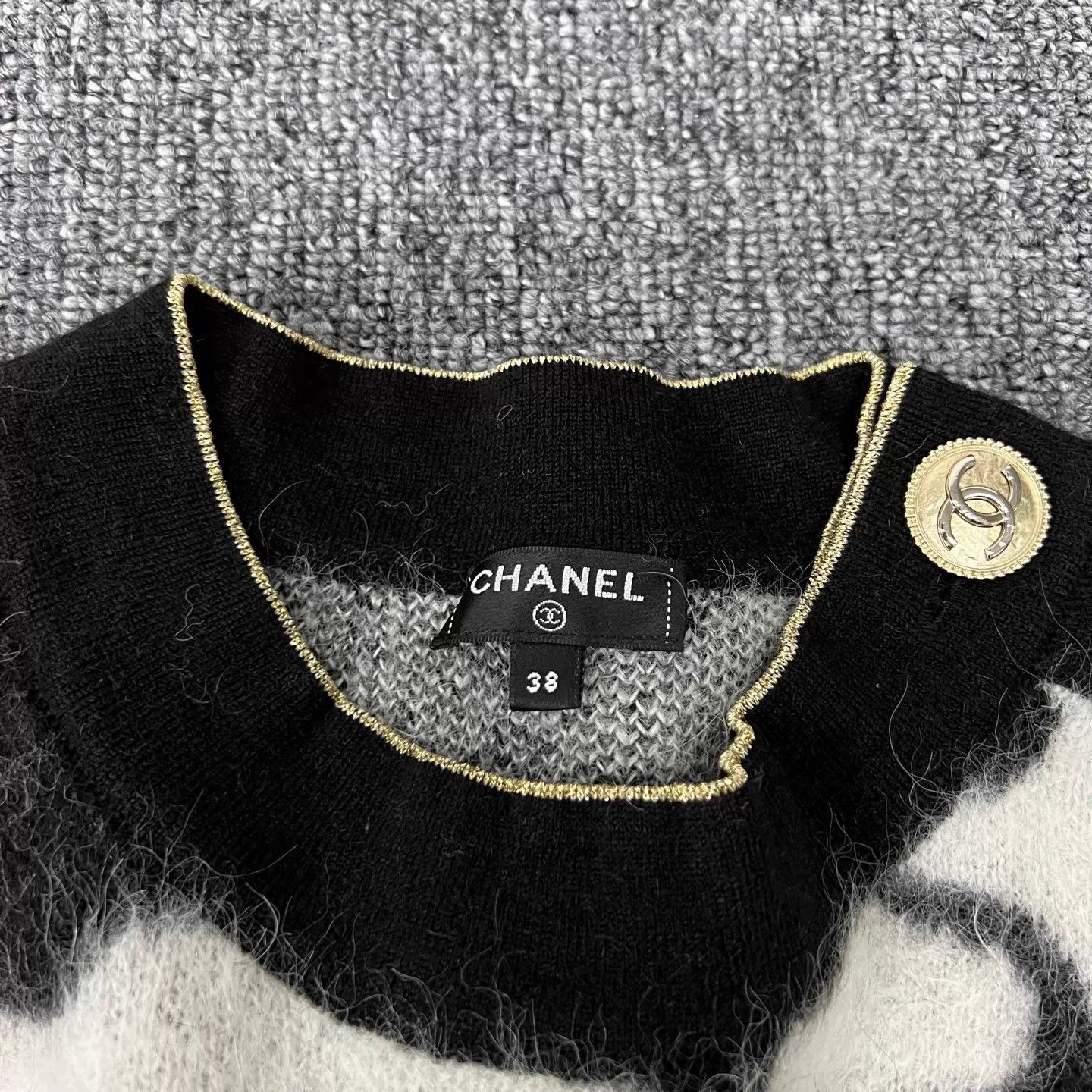 Chanel Chanel Black & White Mohair Sweater Gold Button 38 99New Size S / US 4 / IT 40 - 5 Thumbnail