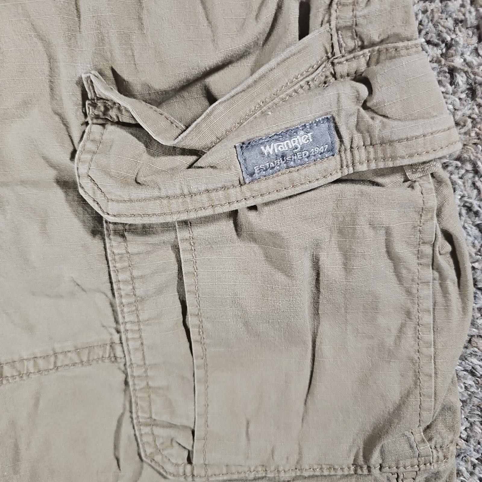 Wrangler Wrangler Sz 32 Relaxed Fit Cargo Shorts Size US 32 / EU 48 - 2 Thumbnail