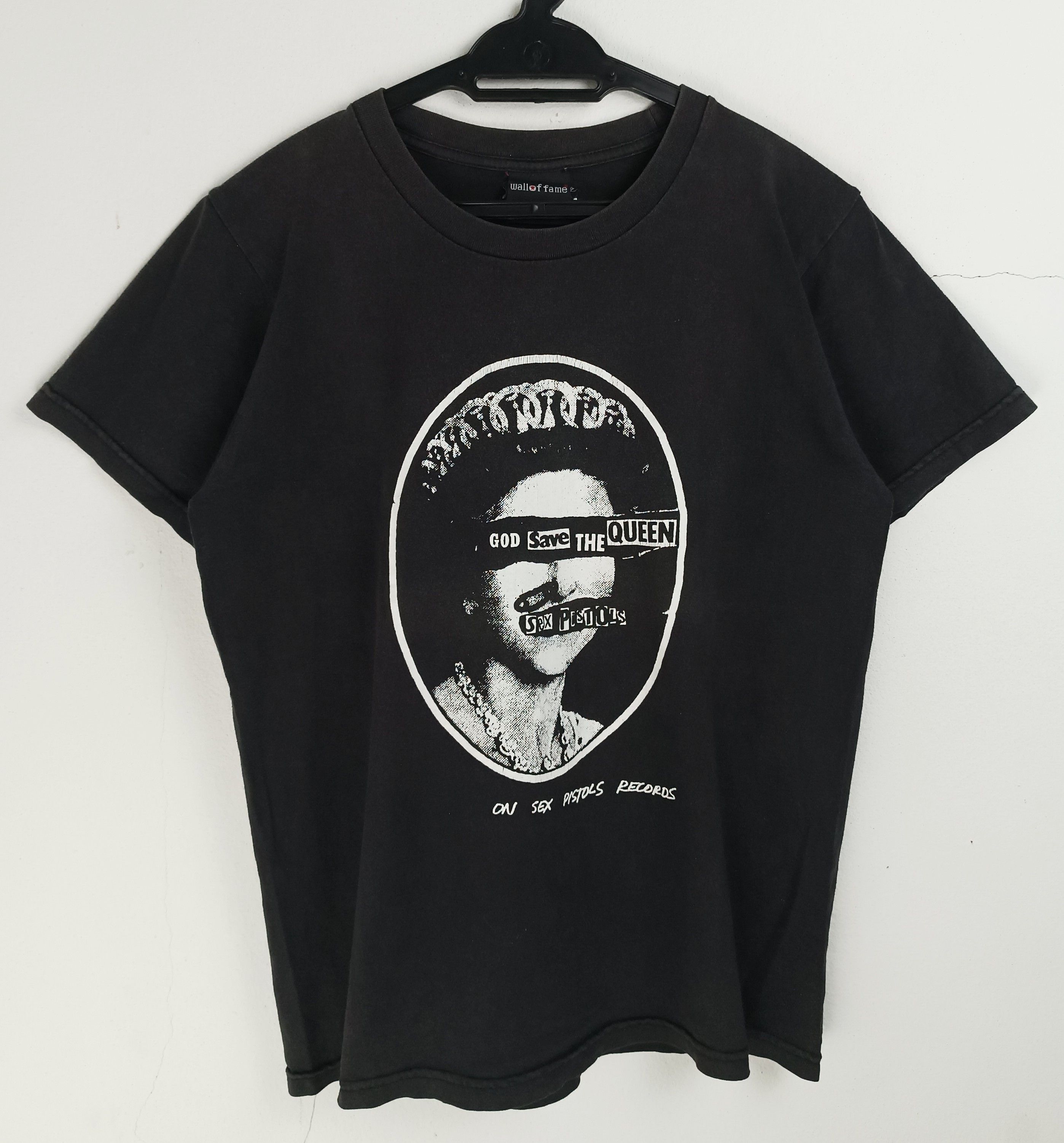 Band Tees VINTAGE FADED 2000s SEX PISTOLS GOD SAVE THE QUEEN clash Size US S / EU 44-46 / 1 - 3 Thumbnail