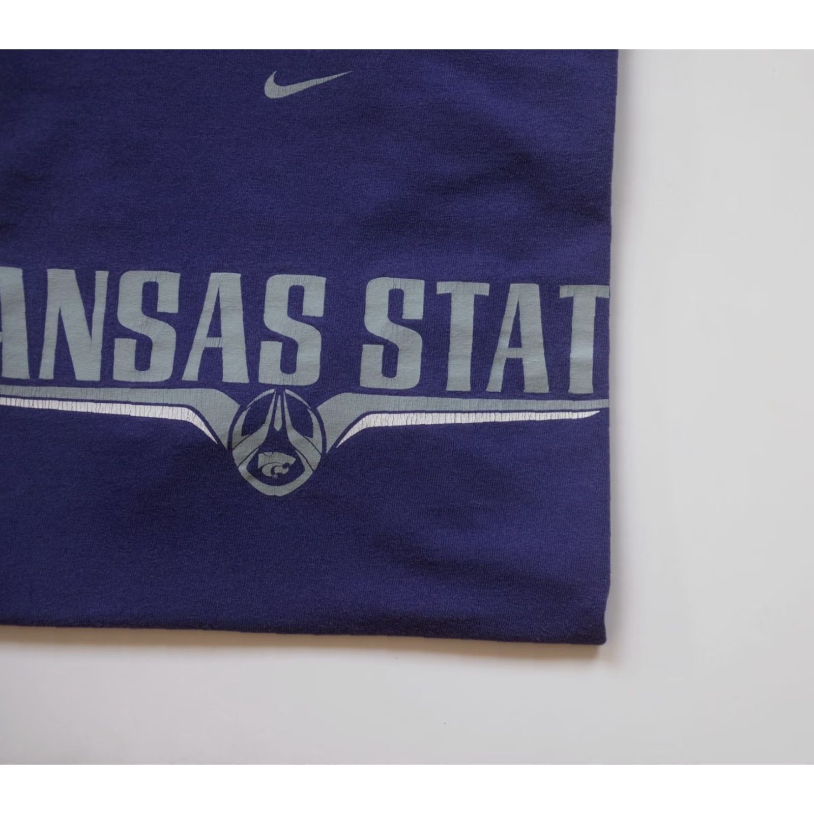 Nike VINTAGE Nike Kansas State Center Swoosh Purple 90s Y2K T Shirt Men Sz S Size US S / EU 44-46 / 1 - 4 Thumbnail