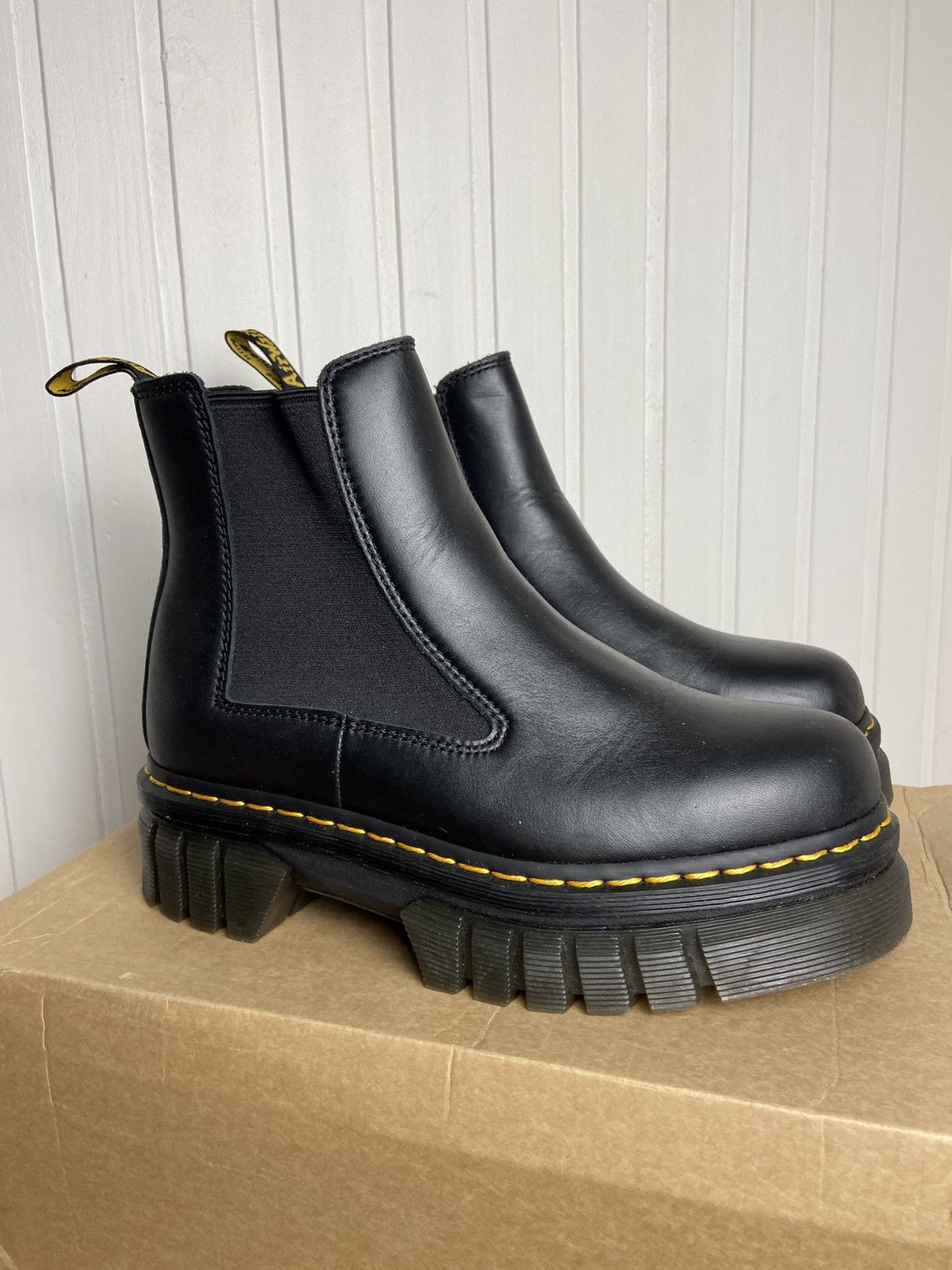 Dr. Martens Used Dr Martens Audrick Chelsea Leather Black Size 9US Size US 9 / IT 39 - 4 Thumbnail