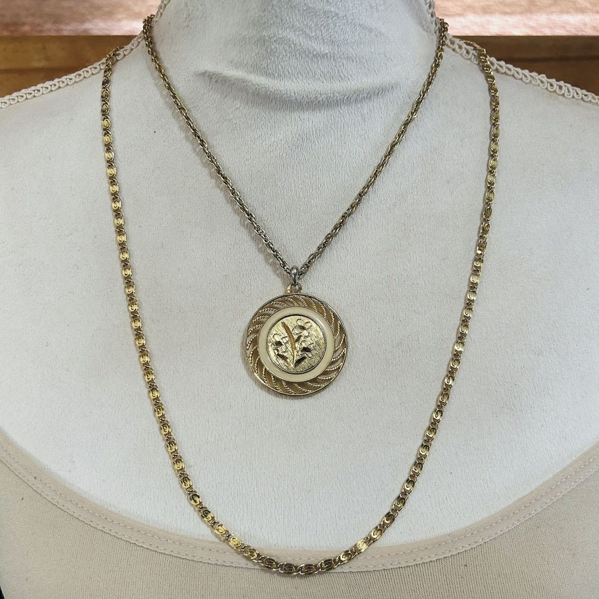 Vintage Vintage 70s-80s die cut floral medallion double necklace Size ONE SIZE - 2 Thumbnail