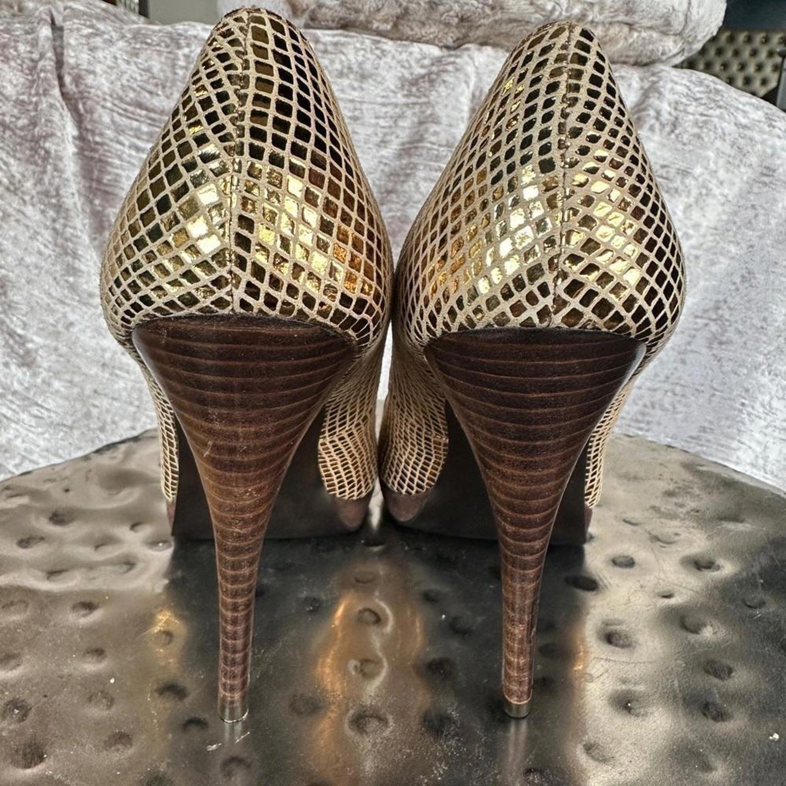 Calvin Klein Calvin Klein Gold Mesh Peep-Toe Pump Heels Size US 7.5 / IT 37.5 - 3 Thumbnail