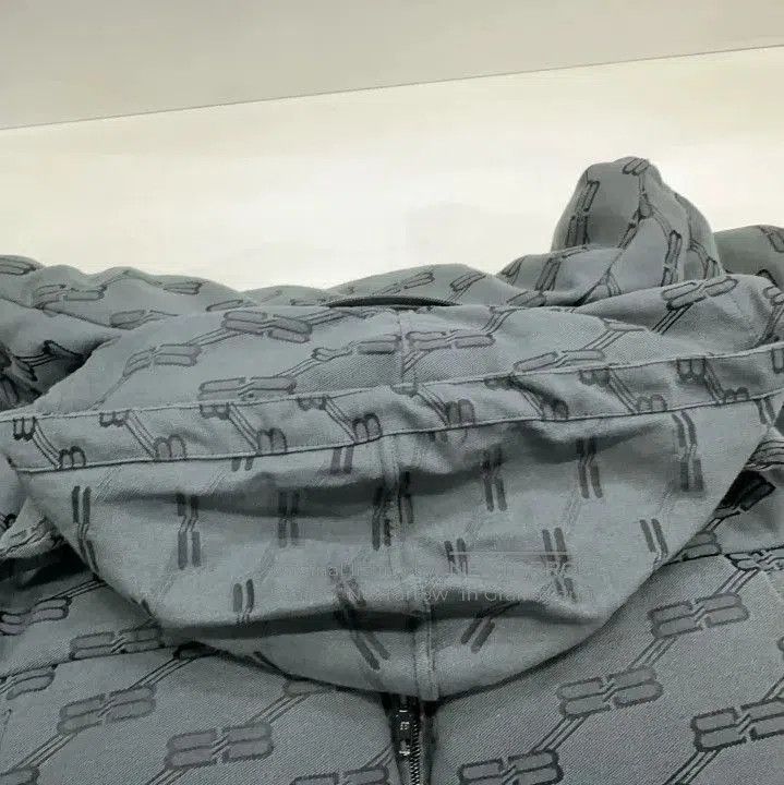 Balenciaga Balenciaga SS23 Printed Long Sleeve Jacket. Size US S / EU 44-46 / 1 - 1 Thumbnail