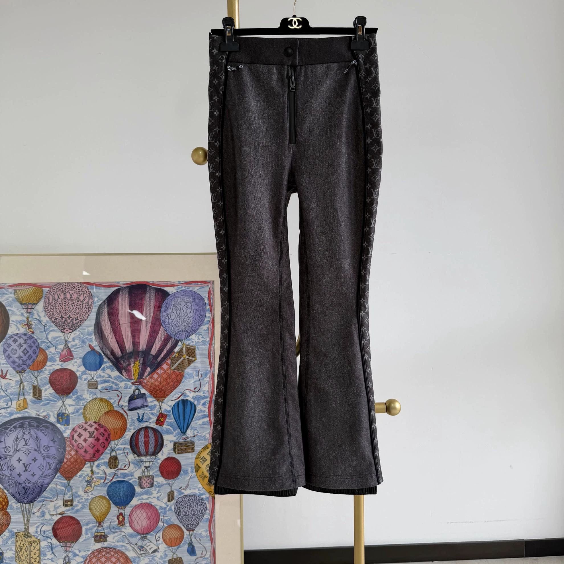 Louis Vuitton Louis Vuitton SKI SS26 Casual Pants 36 Size 26" / US 2 / IT 38 - 1 Thumbnail