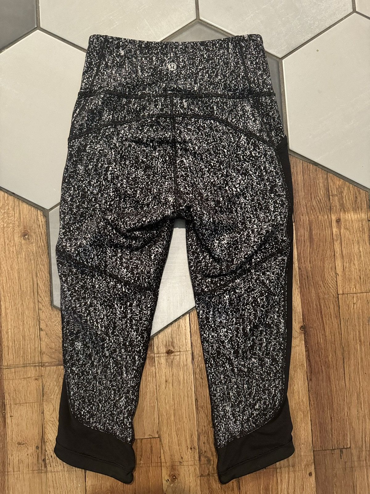 Lululemon Lululemon Leggings Size 4 Fit Physique Crop athletic workout Size 27" / US 4 / IT 40 - 5 Thumbnail