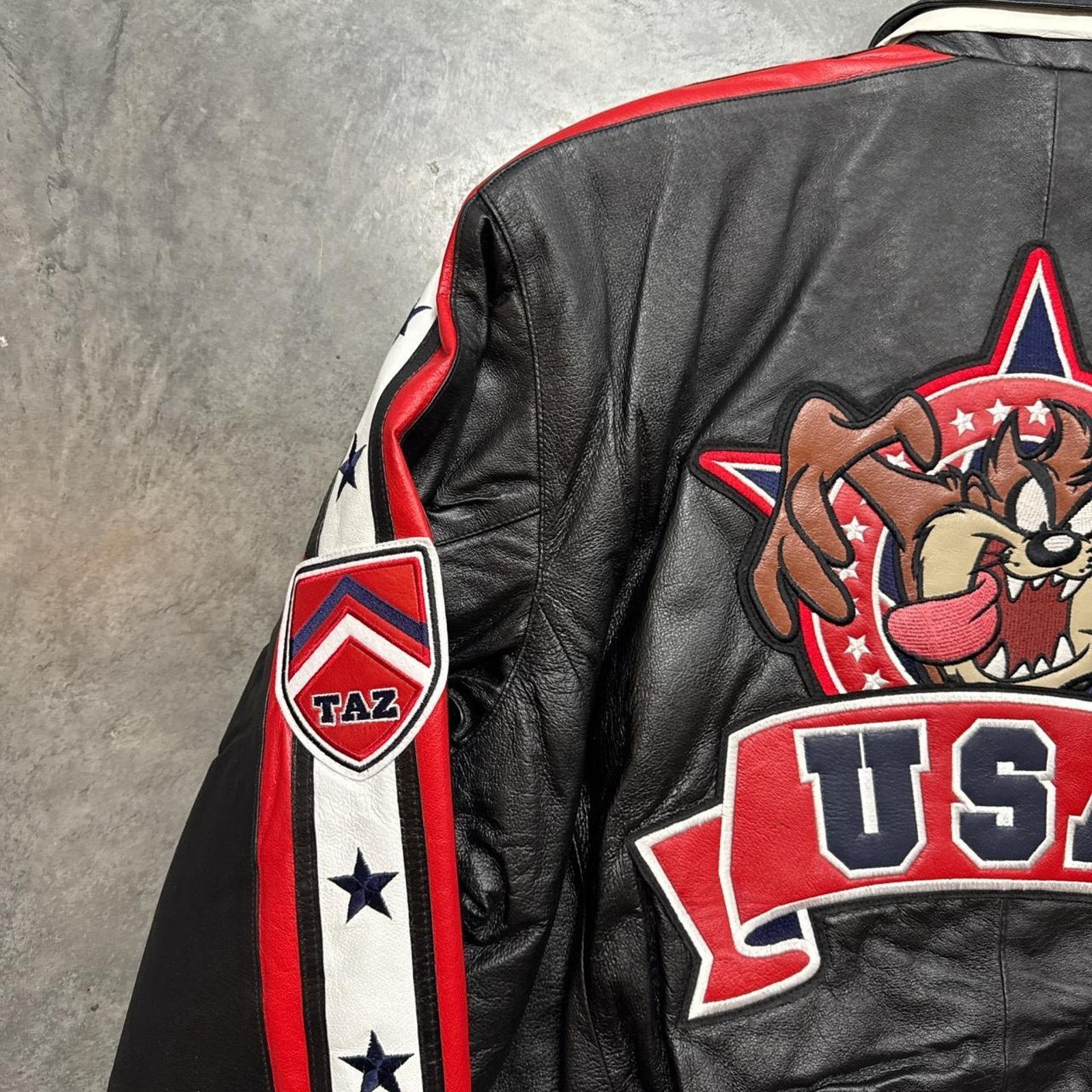 Vintage Vintage TAZ Tasmanian Devil USA Looney Tunes Leather Jacket Size US L / EU 52-54 / 3 - 3 Thumbnail