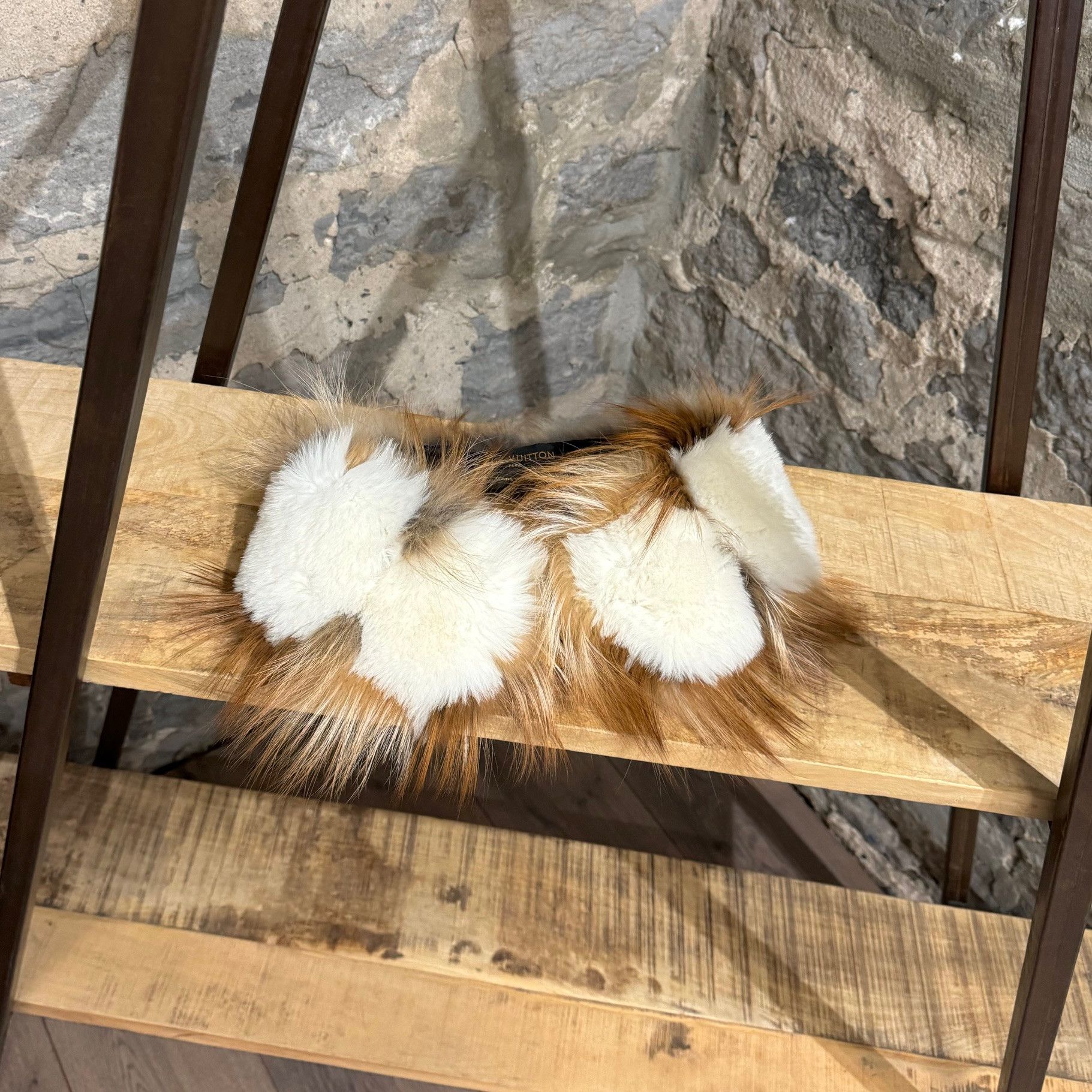 Louis Vuitton Louis Vuitton Ivory Tan Fox Fur Collar Scarf Size ONE SIZE - 1 Thumbnail