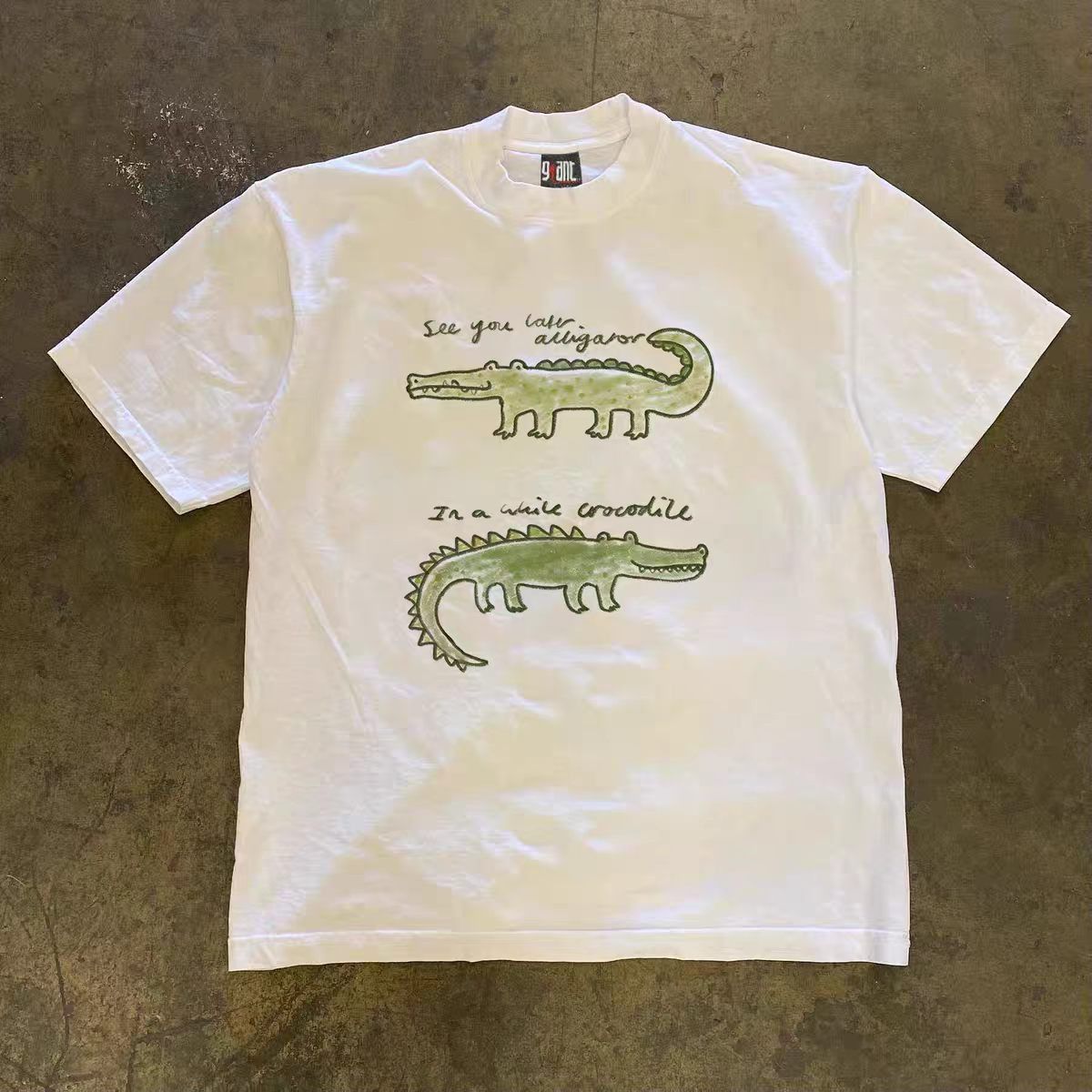Japanese Brand White Vintage Crocodile Print T-Shirt (Y2K Style) Size US M / EU 48-50 / 2 - 1 Thumbnail