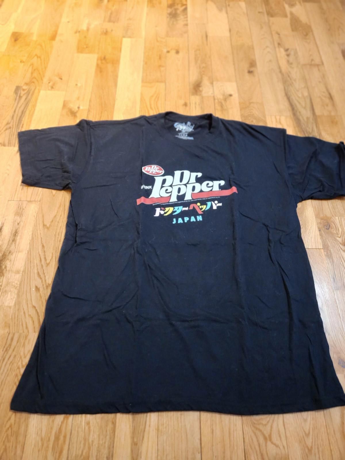 Designer Dr Pepper Japan Short Sleeve Graphic T-Shirt Black Men's XXL Size US XXL / EU 58 / 5 - 1 Thumbnail