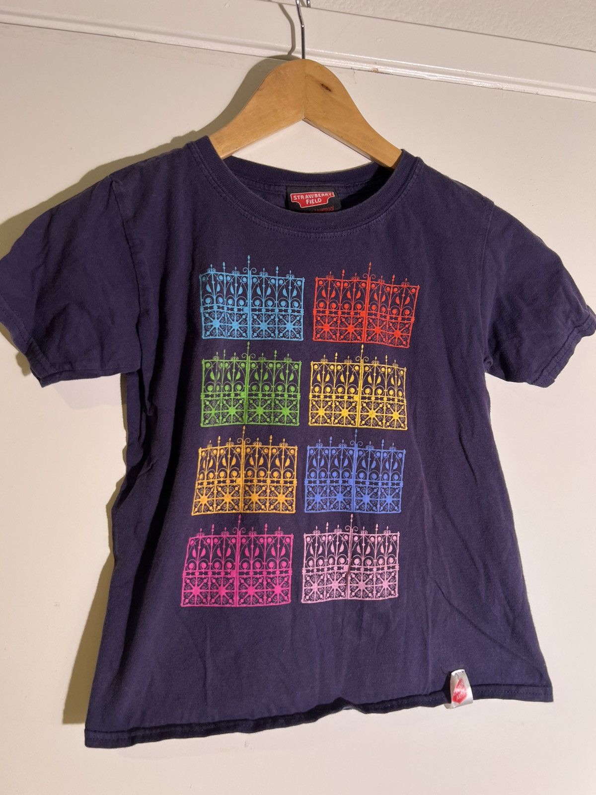Vintage 2000’s Y2K VTG Vintage Strawberry Fields The Beatles T Shirt Size XS / US 0-2 / IT 36-38 - 1 Thumbnail