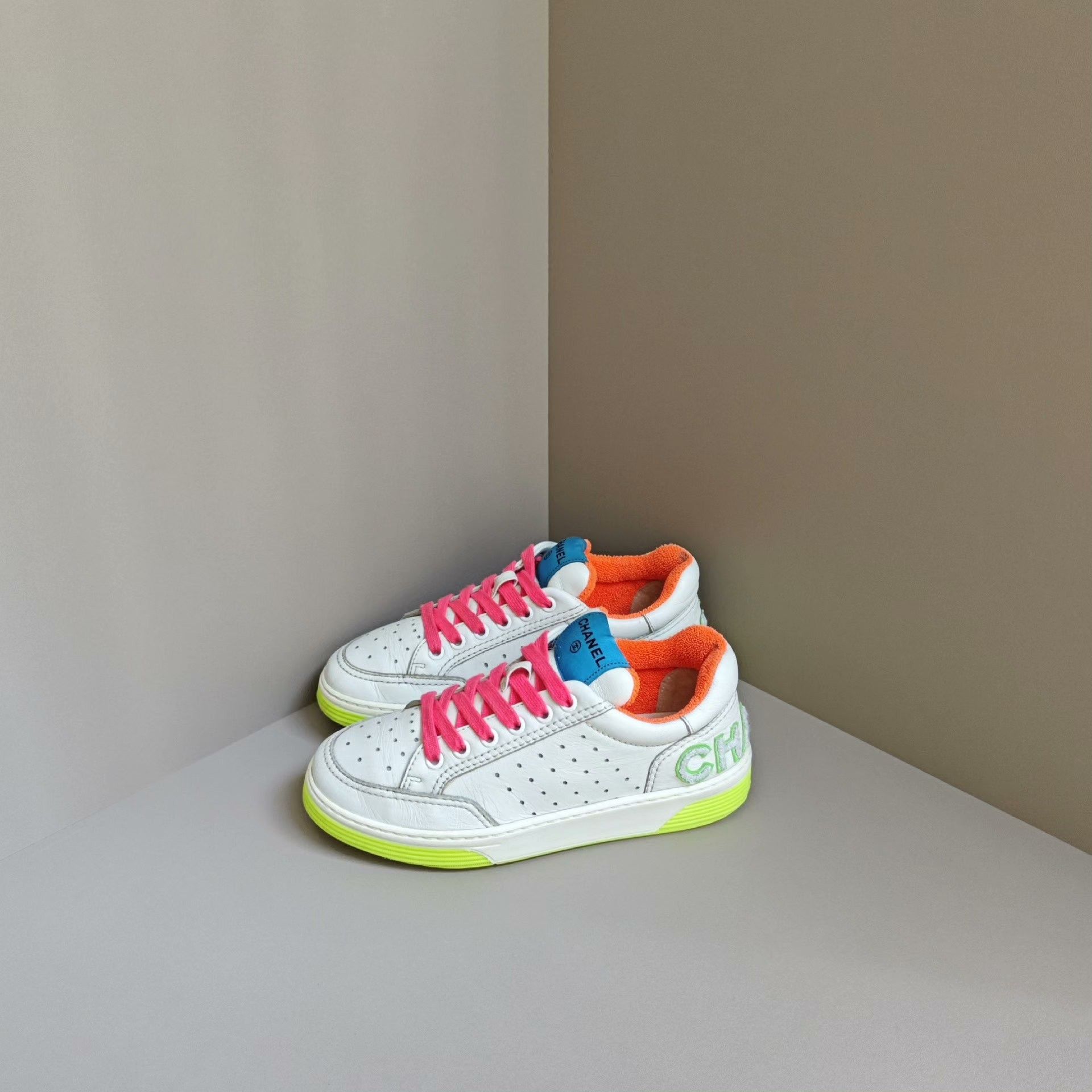 Chanel Chanel Lowtop Sneakers us_5 Women Size US 5 / IT 35 - 1 Thumbnail