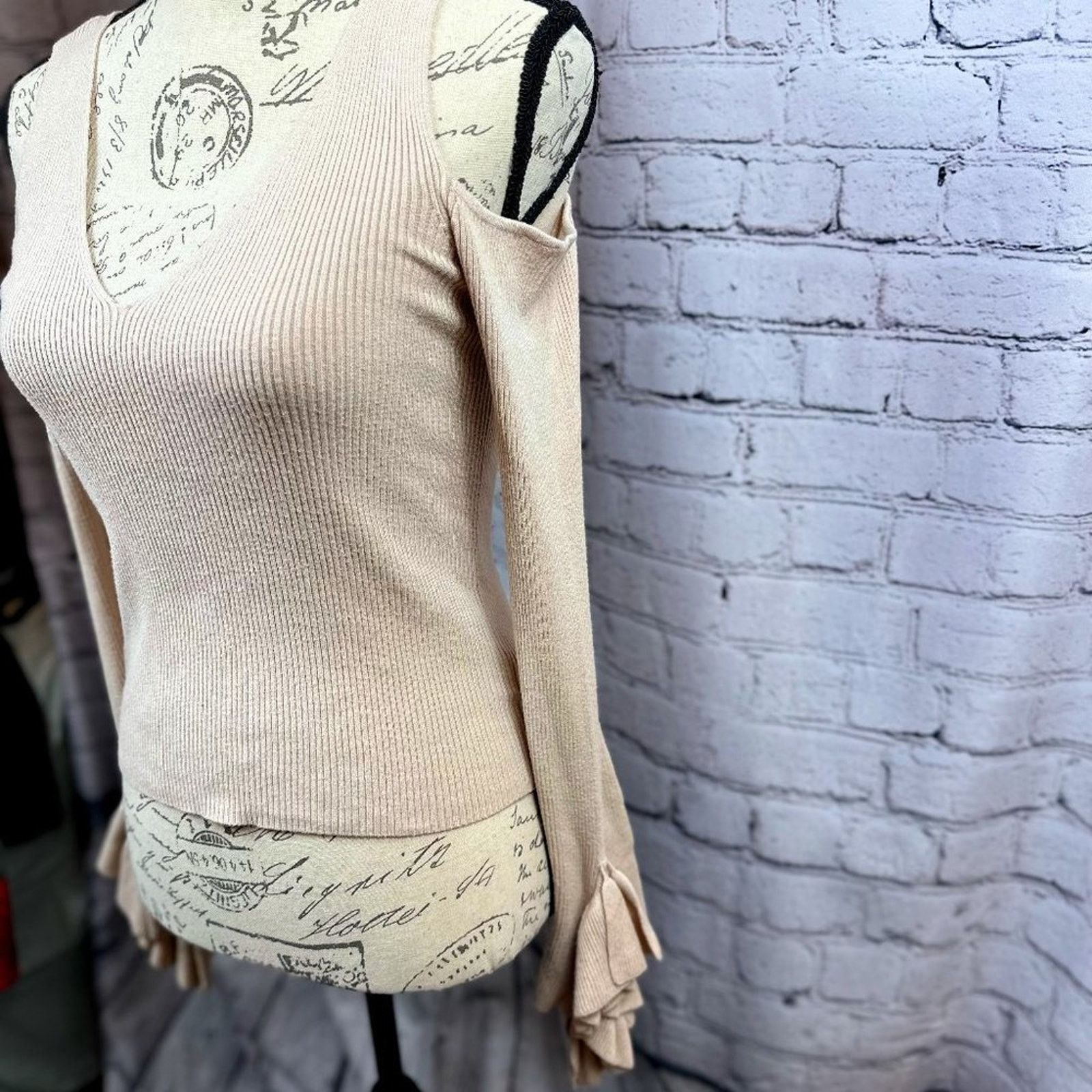 Express Express Cold Shoulder V Neck Bell Sleeve Sweater Blush M Size M / US 6-8 / IT 42-44 - 6 Thumbnail