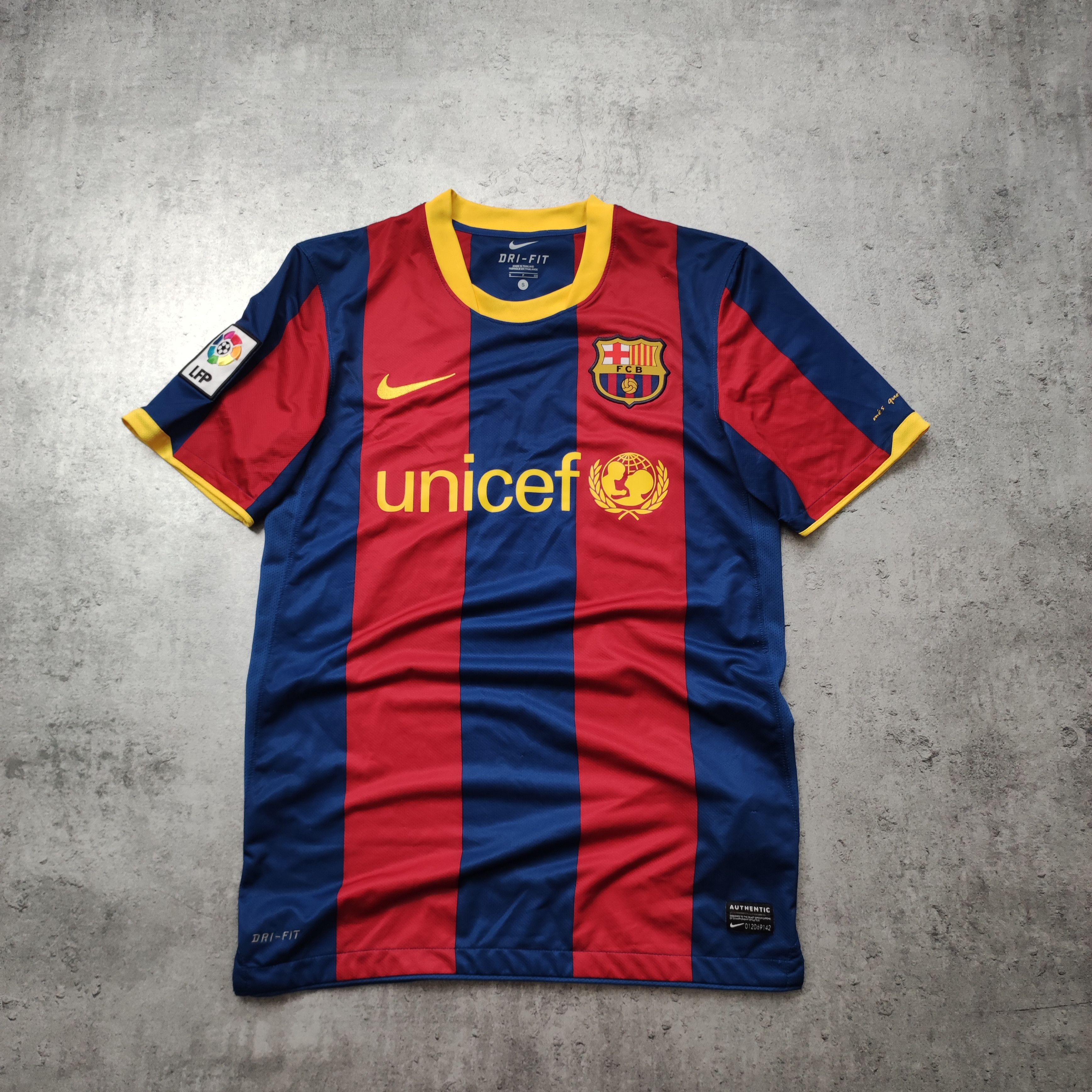 Other RARE 2010 FC Barcelona x Nike Football Home Jersey Size US S / EU 44-46 / 1 - 2 Thumbnail