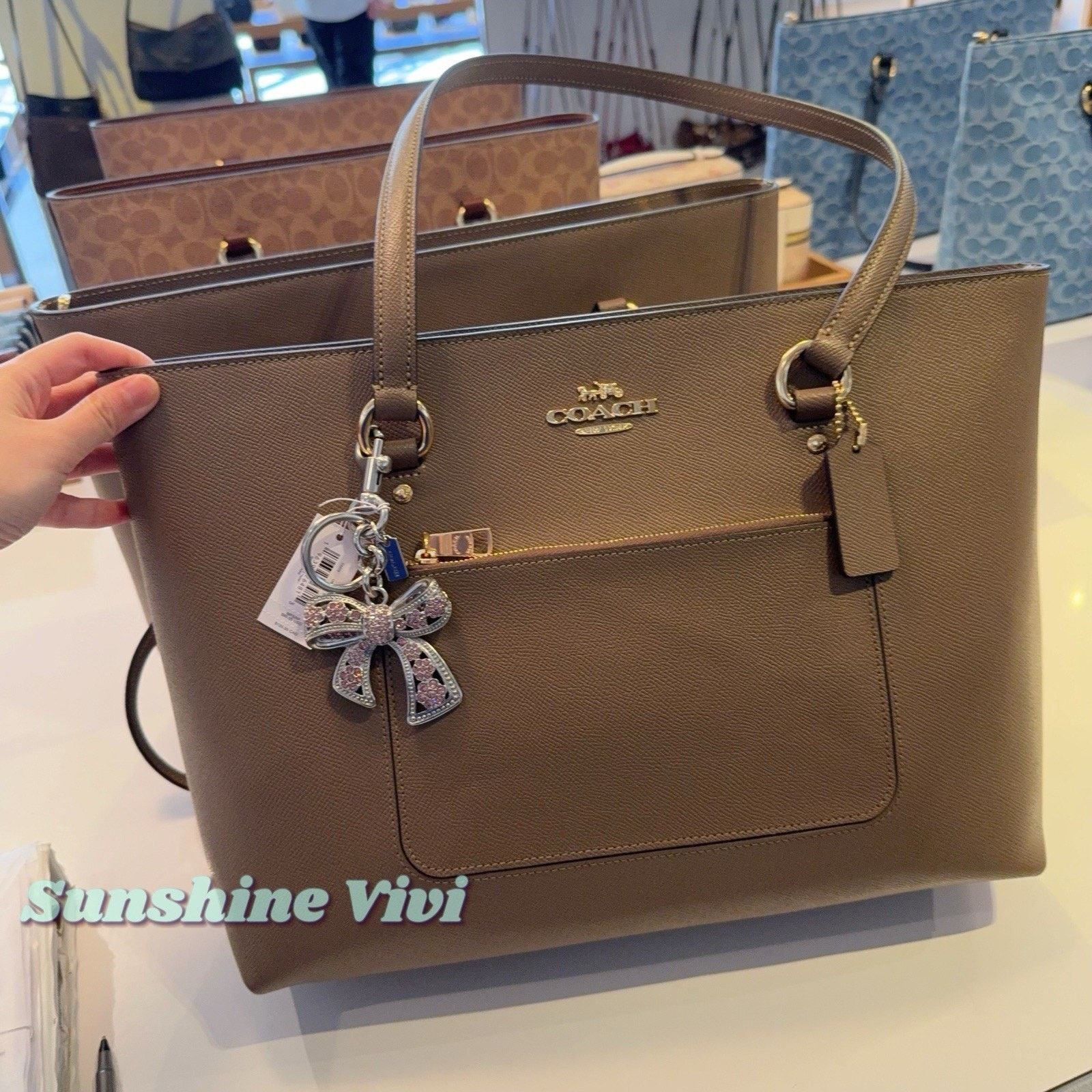 Coach NWT Bundle COACH CCD71 Station Tote Bag & CAX72 Bow Charm Size ONE SIZE - 6 Thumbnail