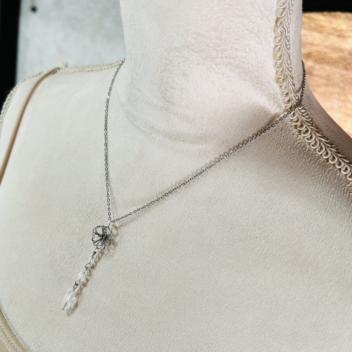 Handmade Handcrafted wired floral acrylic chandelier pendant necklace Size ONE SIZE - 3 Thumbnail