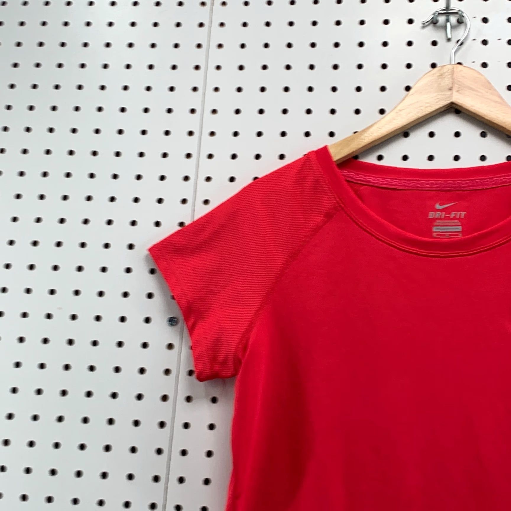 Nike Nike Dri-Fit Active Shirt Short Sleeve Womens M 16x27 Coral Red Nike Dri-Fit Athletic Tee 90s Event? Womens Fitness Shirt Size M / US 6-8 / IT 42-44 - 2 Thumbnail
