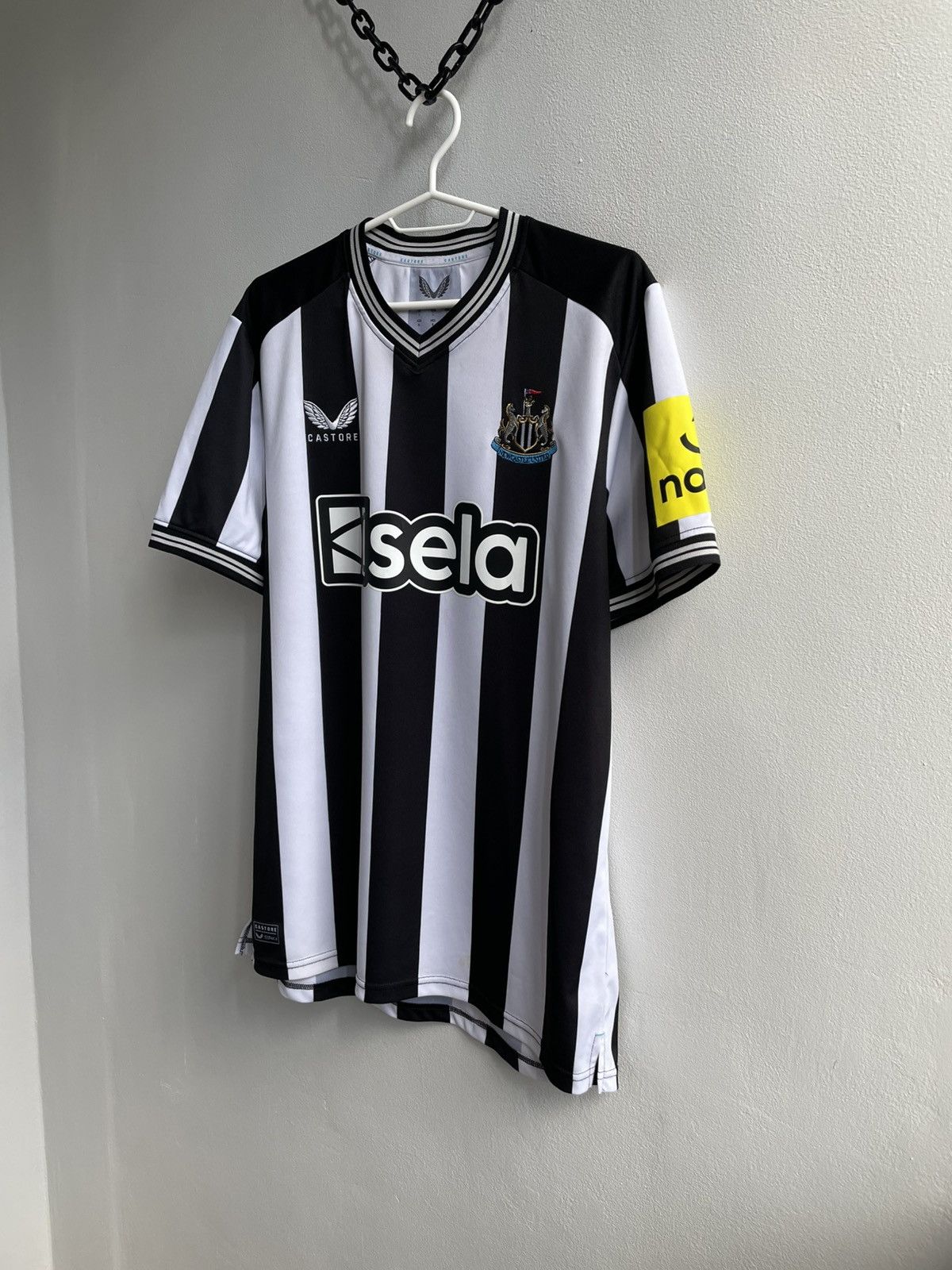 Castore NewCastle United 2023 2024 Home Football Shirt Soccer Jersey Size US L / EU 52-54 / 3 - 2 Thumbnail