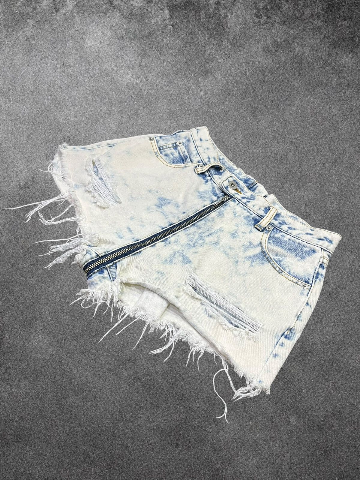 Fashion Victim Spiral Girl Split Zip Distressed Bleach Denim Hot Pants Size 25" / US 0 / IT 36 - 6 Thumbnail