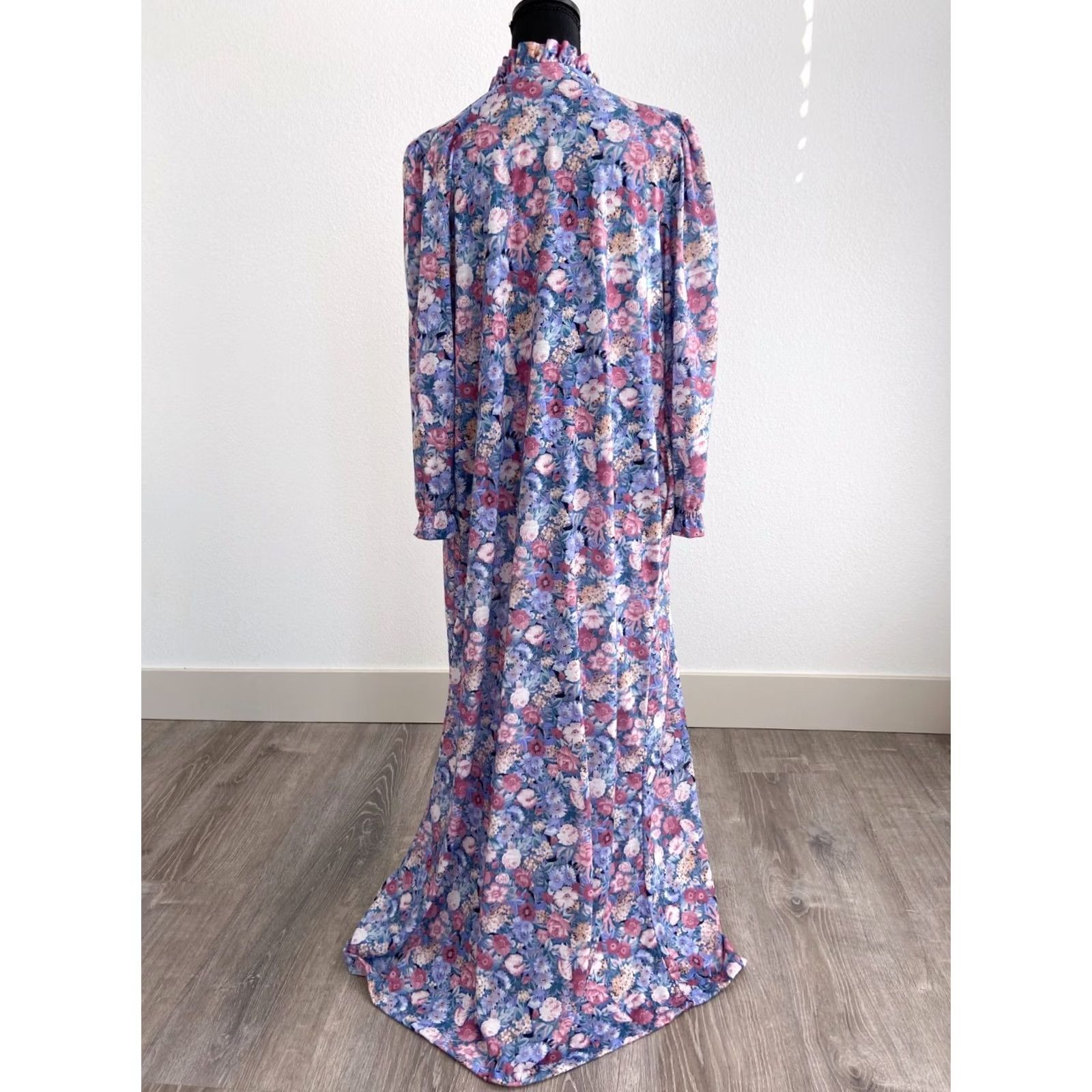 Vintage VINTAGE Lorraine Robe Nightgown Purple Floral One Size Satin Polyester Snap Housecoat Womens Size ONE SIZE - 4 Thumbnail