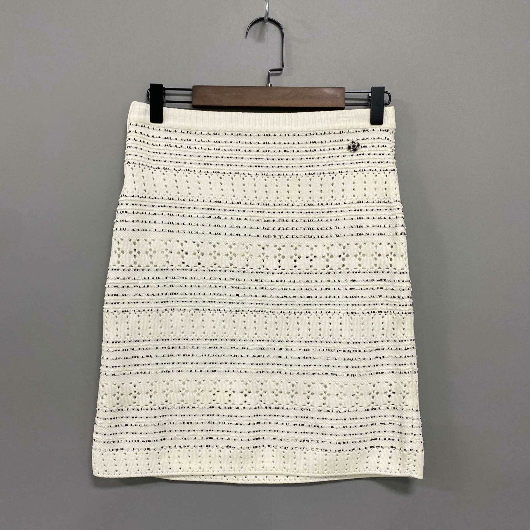 Chanel Chanel Knit Striped White Skirt 26 Women Size 26" / US 2 / IT 38 - 1 Thumbnail