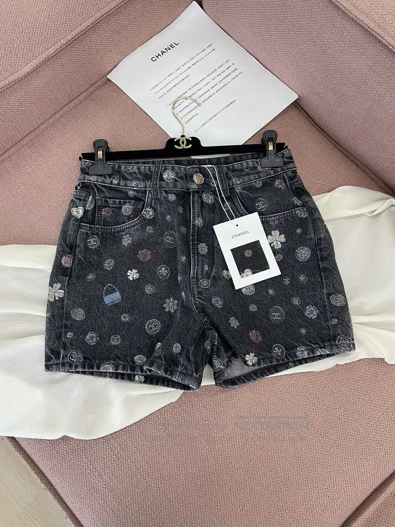Chanel Chanel 25B black printed denim shorts Size 24" / US 00 / IT 34 - 1 Thumbnail