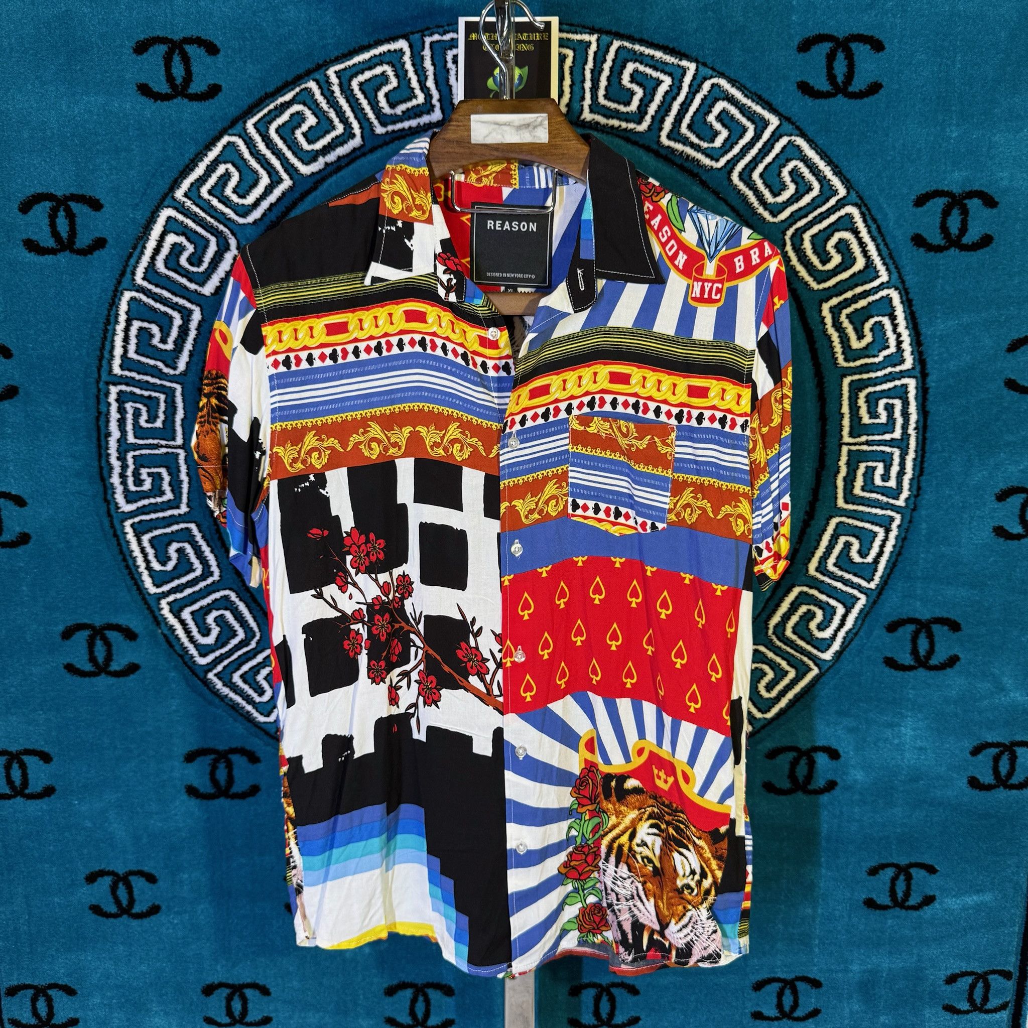 Reason THE OPULENT BLOOM BAROQUE CHAINS & MEDALLIONS CREST SHIRT Size US XL / EU 56 / 4 - 1 Preview