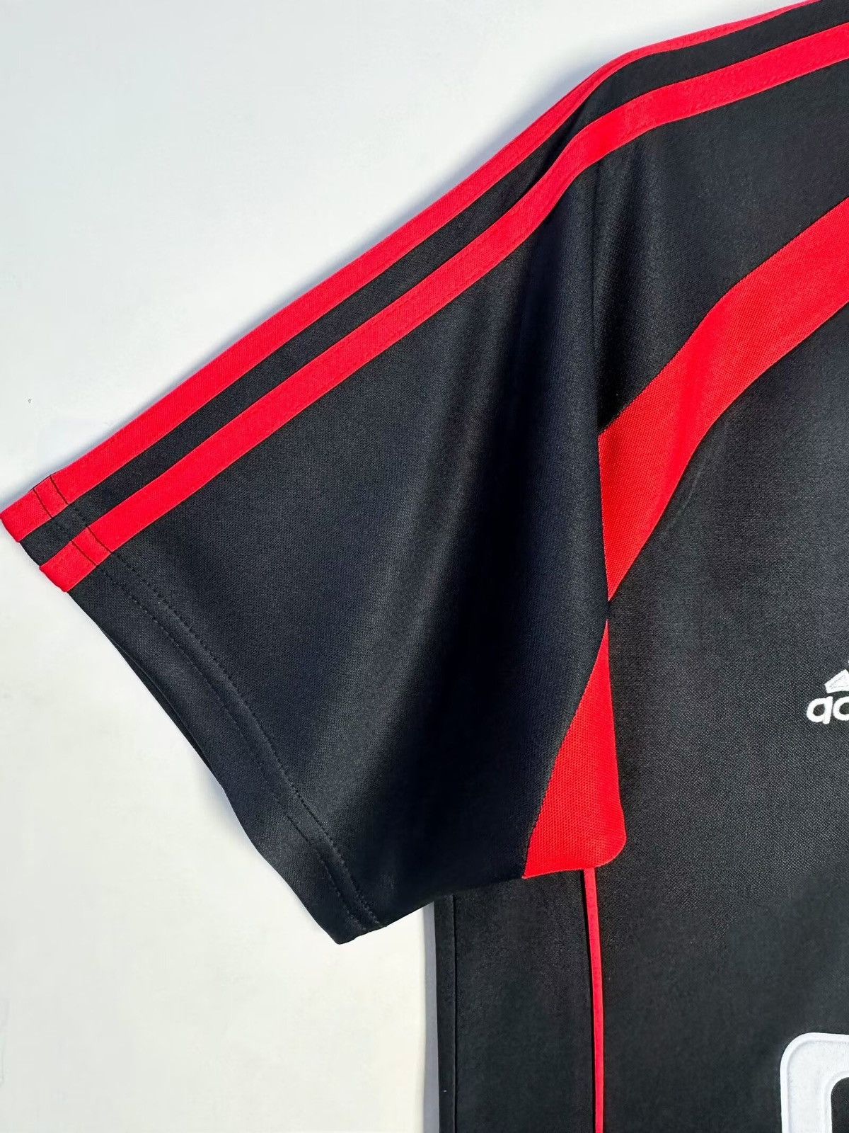 Adidas × Vintage Vintage x AC Milan 2000/2001 Away Kit Size US L / EU 52-54 / 3 - 4 Thumbnail