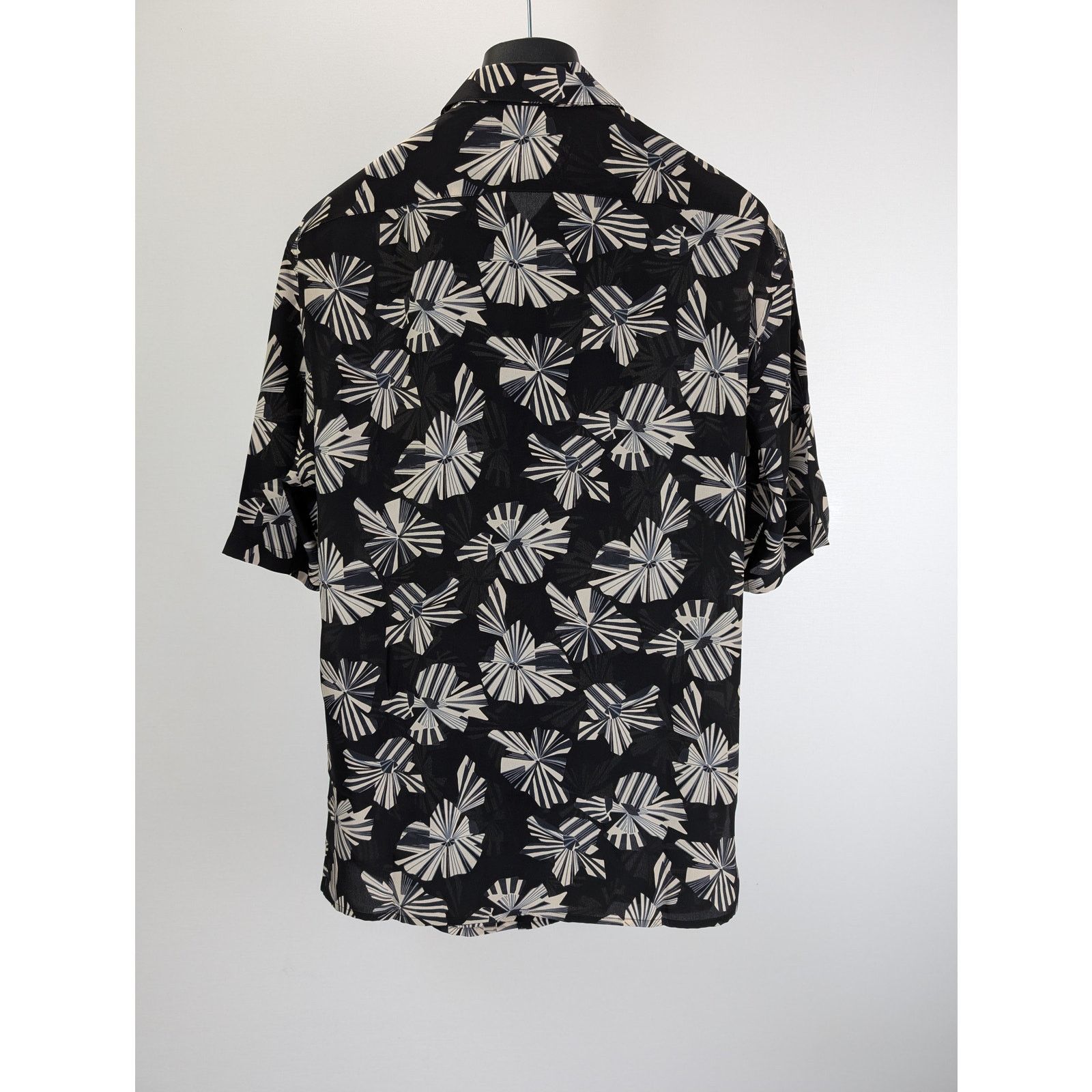 Saint Laurent Paris o1rshd1 Imprime Fleur Origami Half sleeve Shirt in Noir Size US S / EU 44-46 / 1 - 6 Thumbnail