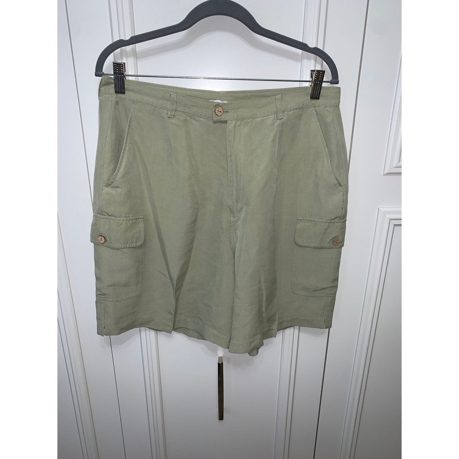Tommy Bahama Tommy Bahama Women's Cargo Shorts Green Size 16 Solid Silk Size 38" / US 16 / IT 52 - 1 Thumbnail