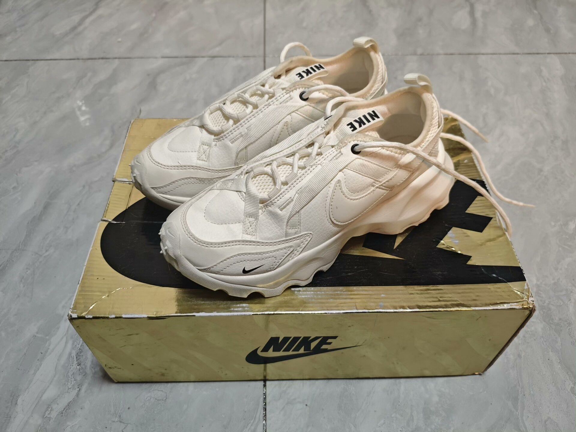 Nike Nike Retro White Lowtop Sneakers us_7-5 Women Size US 7.5 / IT 37.5 - 1 Thumbnail