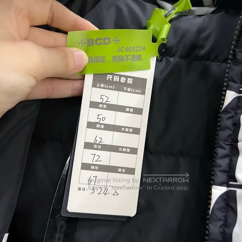 Valentino Valentino Down jacket with a full printed logo Size US L / EU 52-54 / 3 - 5 Thumbnail
