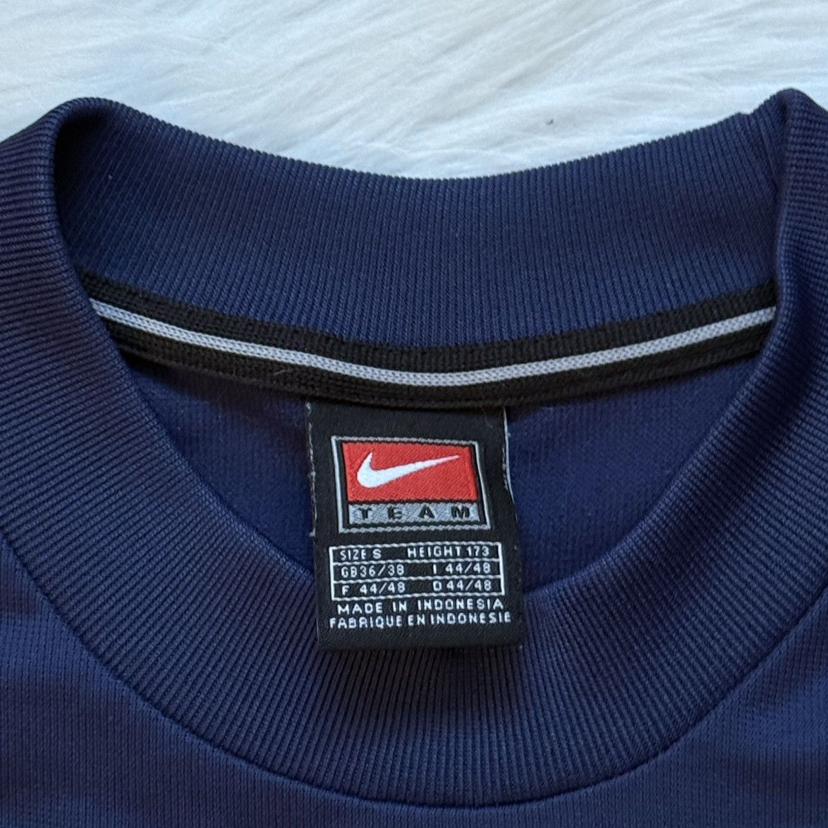 Nike 📌 Vintage Nike 00s Centre Logo Sportswear Tee Size US S / EU 44-46 / 1 - 5 Thumbnail