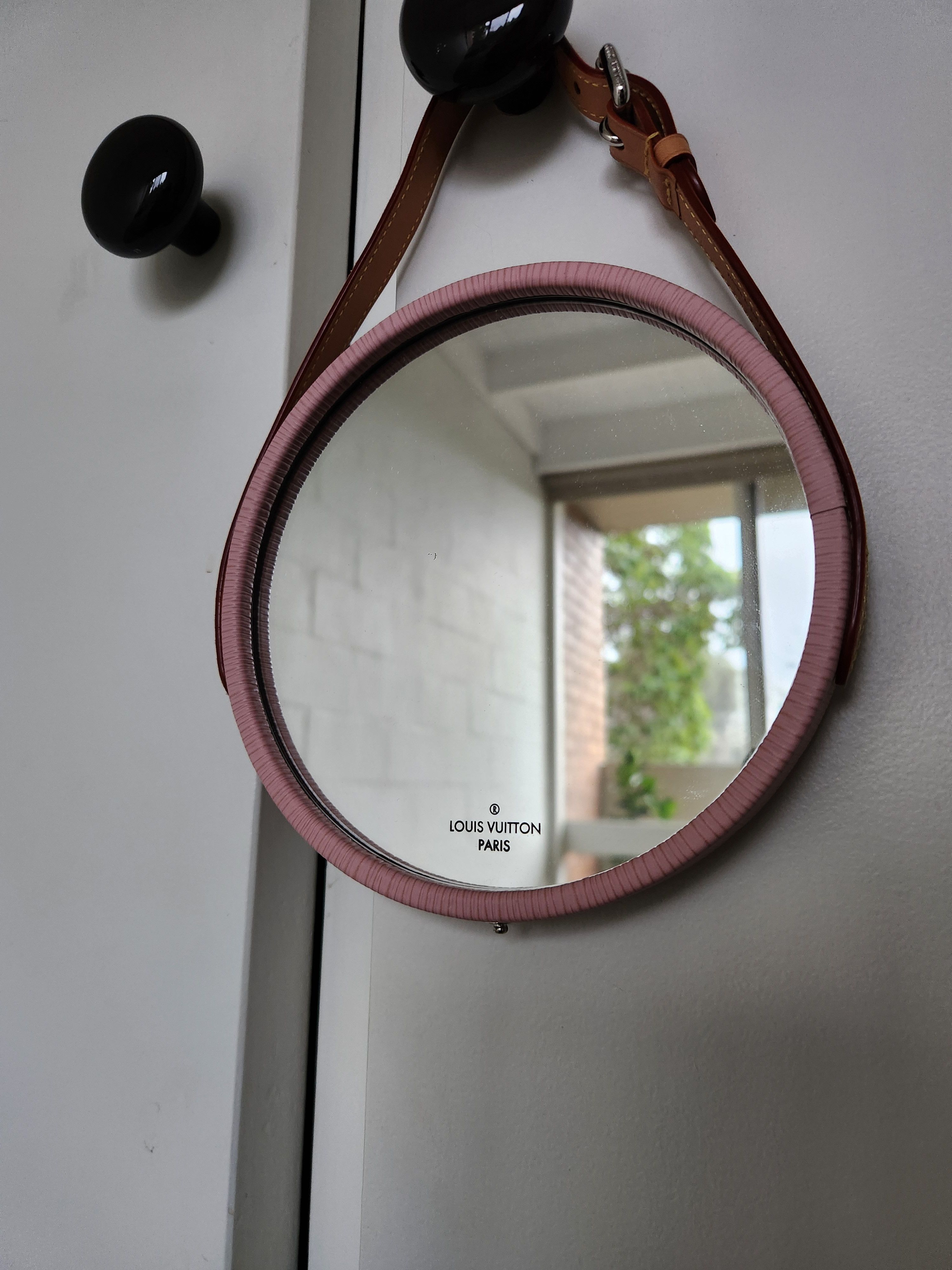 Louis Vuitton LV pink epi leather portable mirror w/ vvn adjustable strap Size ONE SIZE - 5 Thumbnail