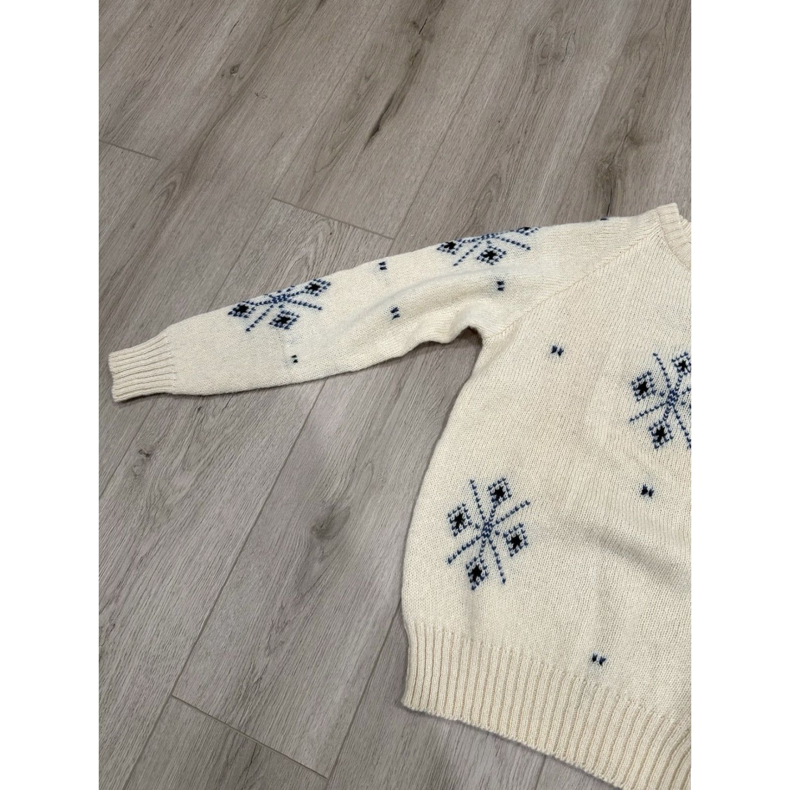 Versace VINTAGE Versace Sweater Women M Wool Ivory Oatmeal 3/4 Sleeve Boat Neck Floral Knit 100% Wool Wool Snowflake Designer Pullover All Seasons Fall Winter Size M / US 6-8 / IT 42-44 - 4 Thumbnail