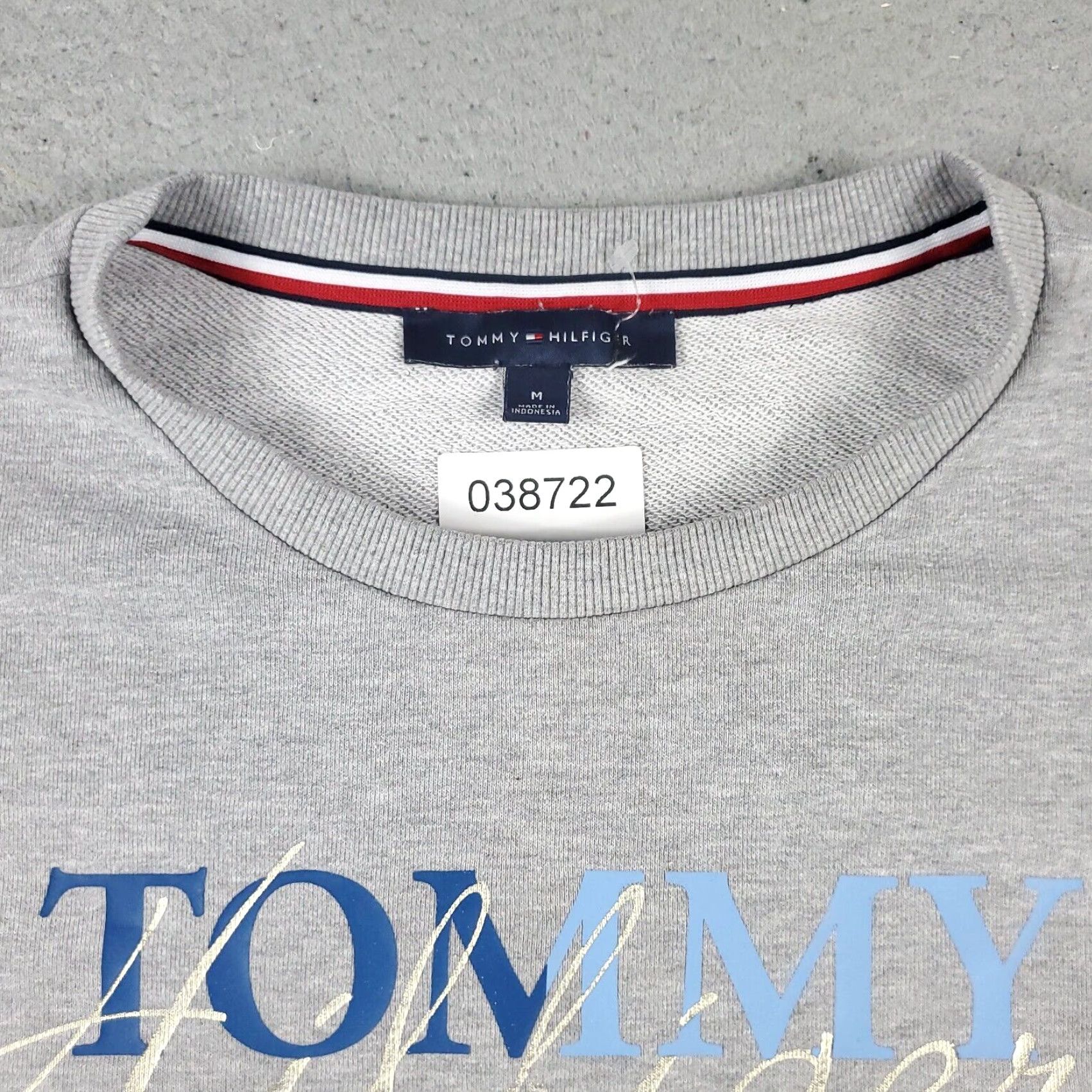 Tommy Hilfiger VINTAGE Tommy Hilfiger Sweatshirt Pullover Women’s Medium Gray Crew Neck Fleece Casual Size M / US 6-8 / IT 42-44 - 2 Thumbnail