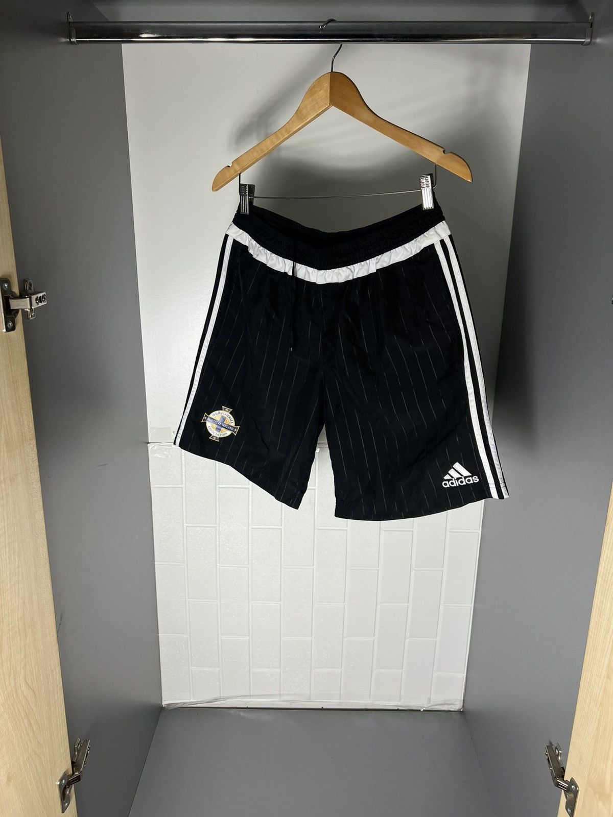 Adidas VINTAGE ADIDAS NORTHERN IRELAND IRISH SOCCER SHORTS Y2K 90s Size US L / EU 52-54 / 3 - 3 Thumbnail