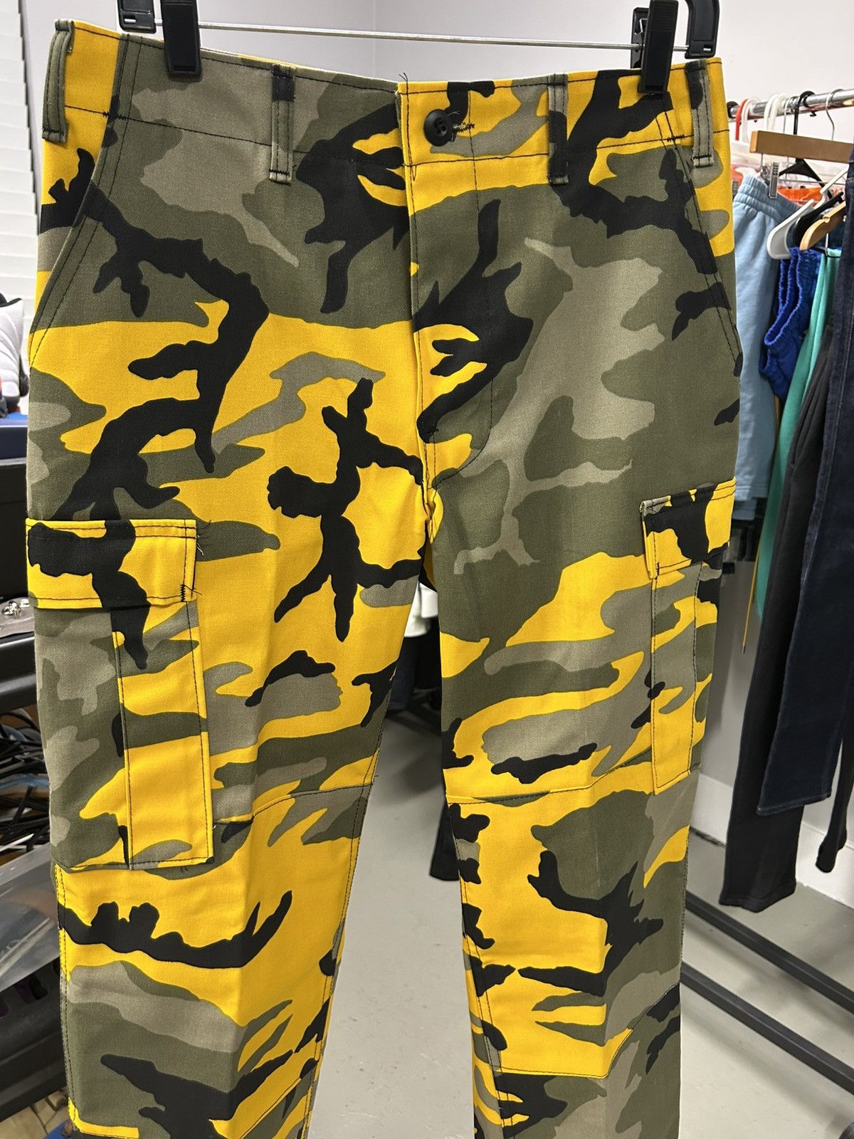 If Six Was Nine Vintage Y2K Cargo Camo Yellow Olive Pants Streetwear Fashion Size US 31 - 3 Thumbnail