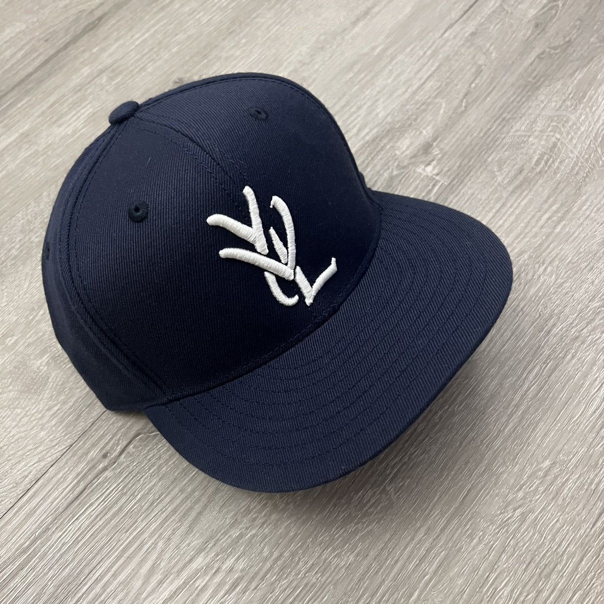帽子 Playboi Carti YVL HAT WHITE ON NAVY Playboi Carti YVL Cap White/Navy Men's - SS25 - US
