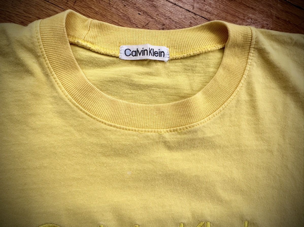 Calvin Klein × Vintage Vintage Y2K 80s Calvin Klein T Shirt Single Stitch Cropped Size US L / EU 52-54 / 3 - 9 Thumbnail
